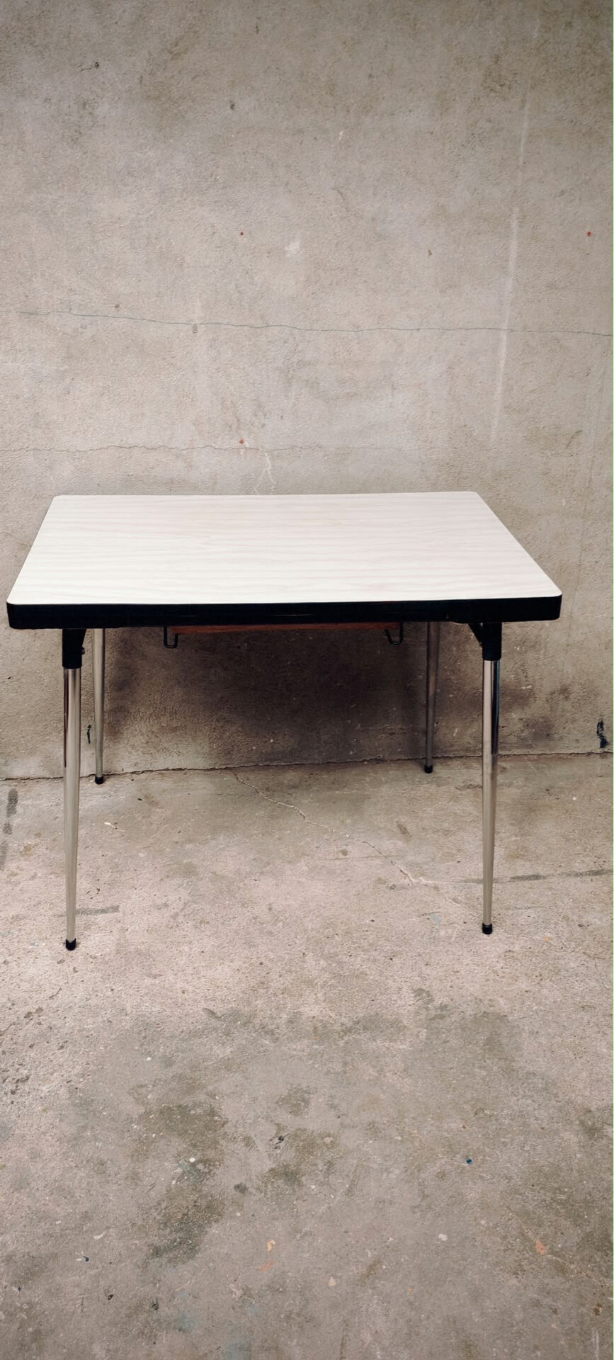Ensemble table Formica et 2 chaises