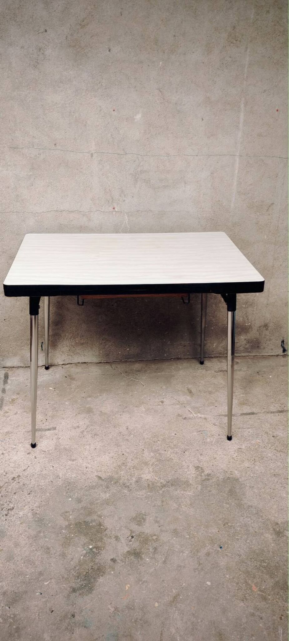 Table and 2 chairs set made of Formica.