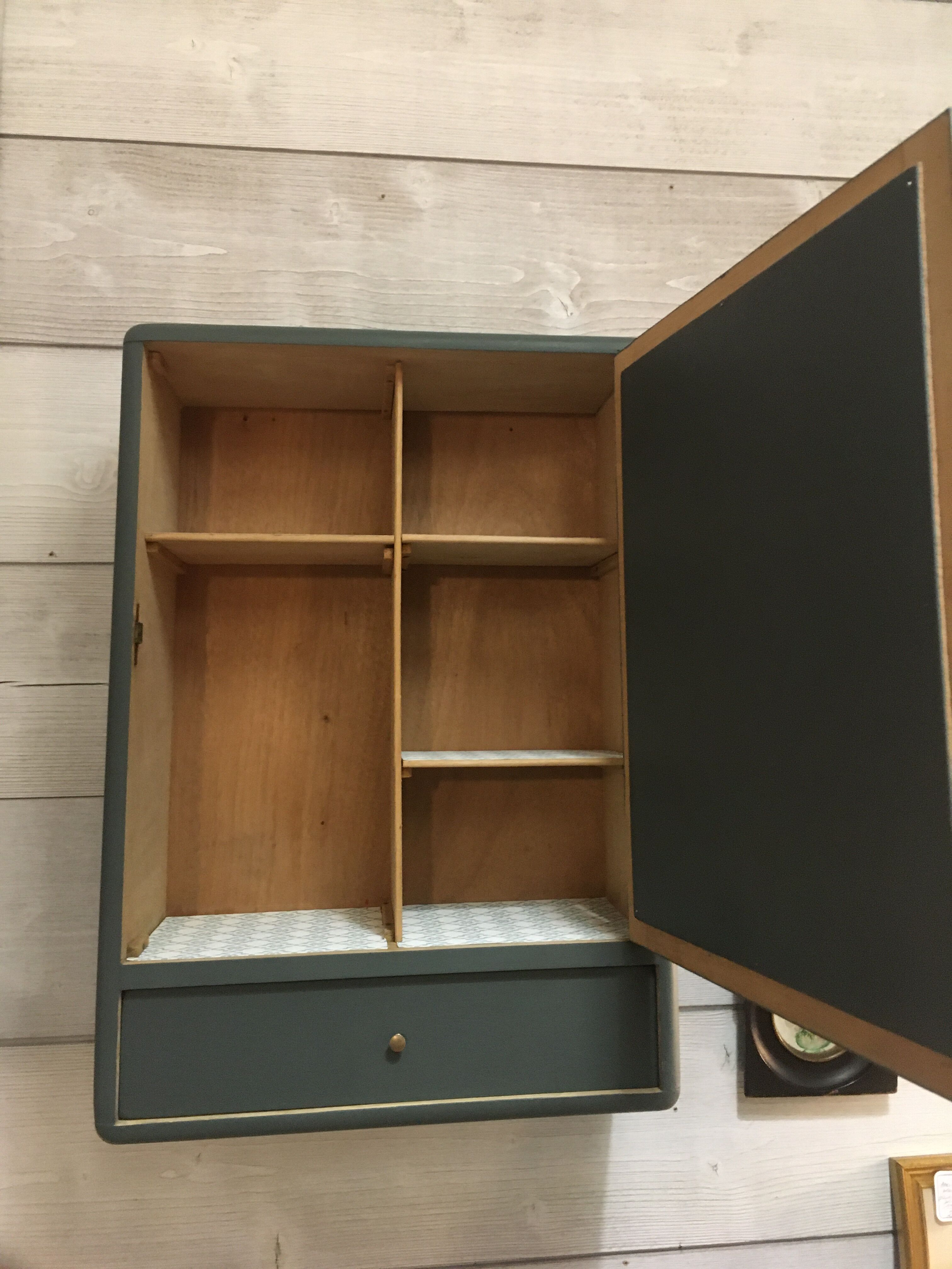 Wall-mounted toilet cabinet