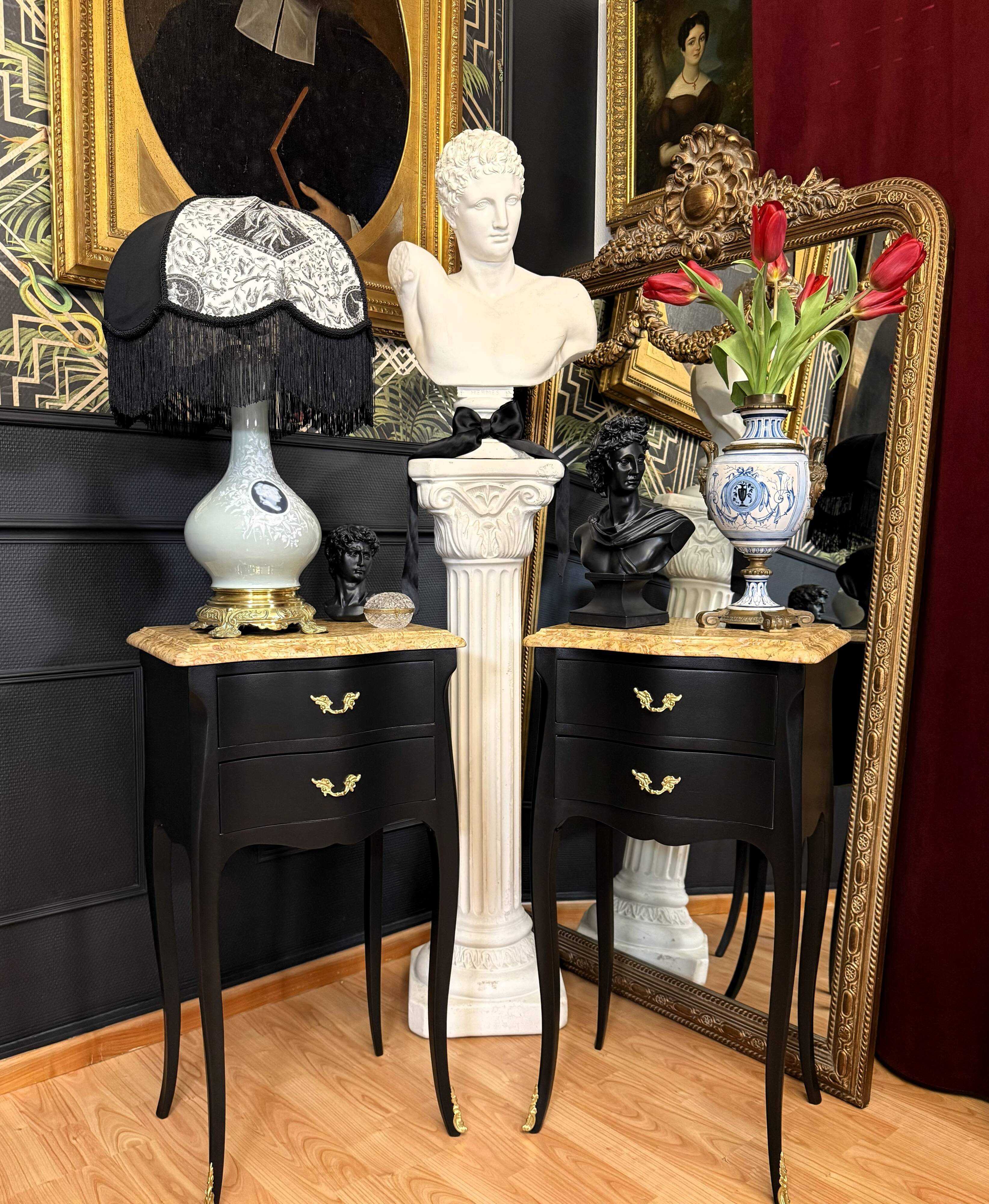 Paire de chevets Louis XV transition noir satiné & marbre beige