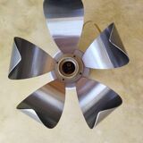 Un lot d'appliques fleurs en inox brossé