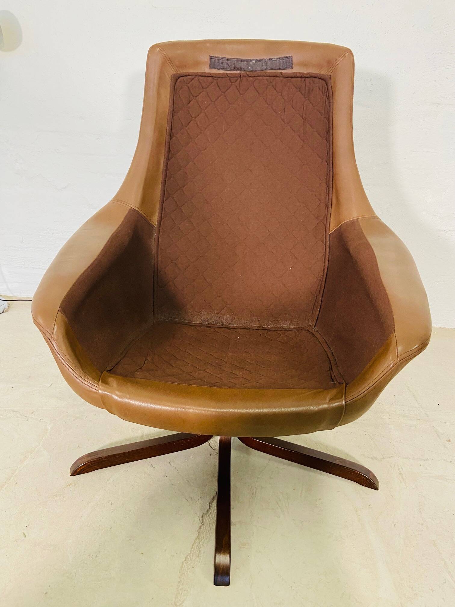 Fauteuil oeuf pivotant vintage danois du milieu du siècle en cuir cognac clair par bramin 1960