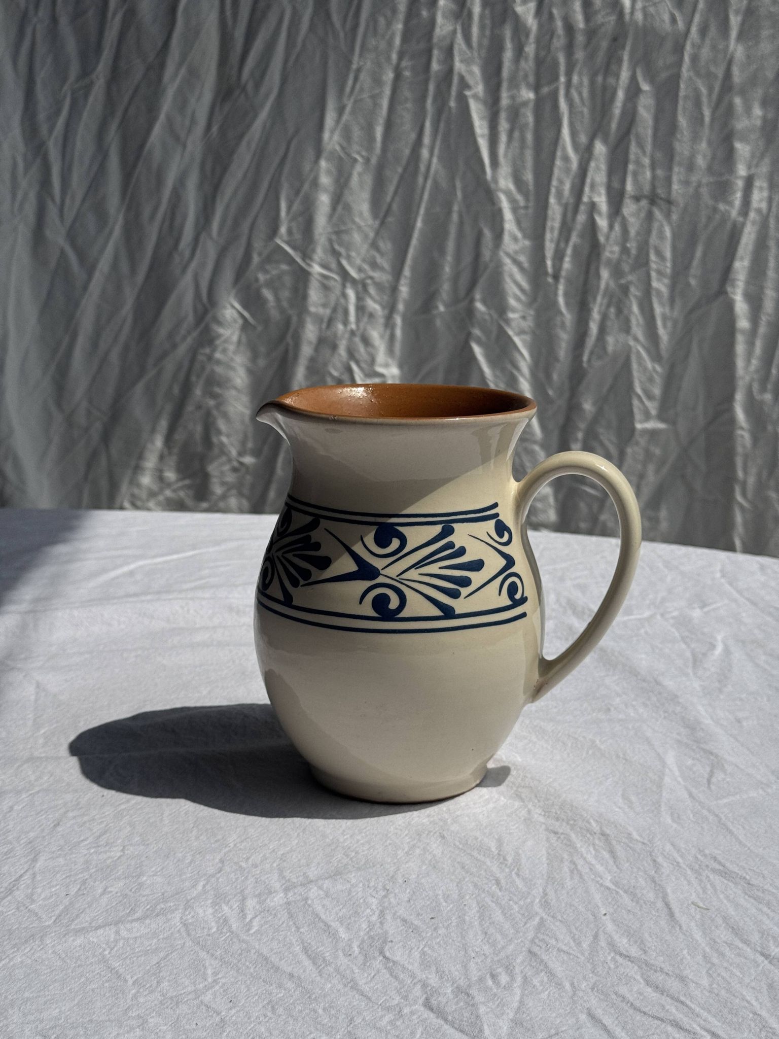 Pichet blanc vintage à frise végétale stylisée bleue H17,5