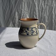 Pichet blanc vintage à frise végétale stylisée bleue H17,5