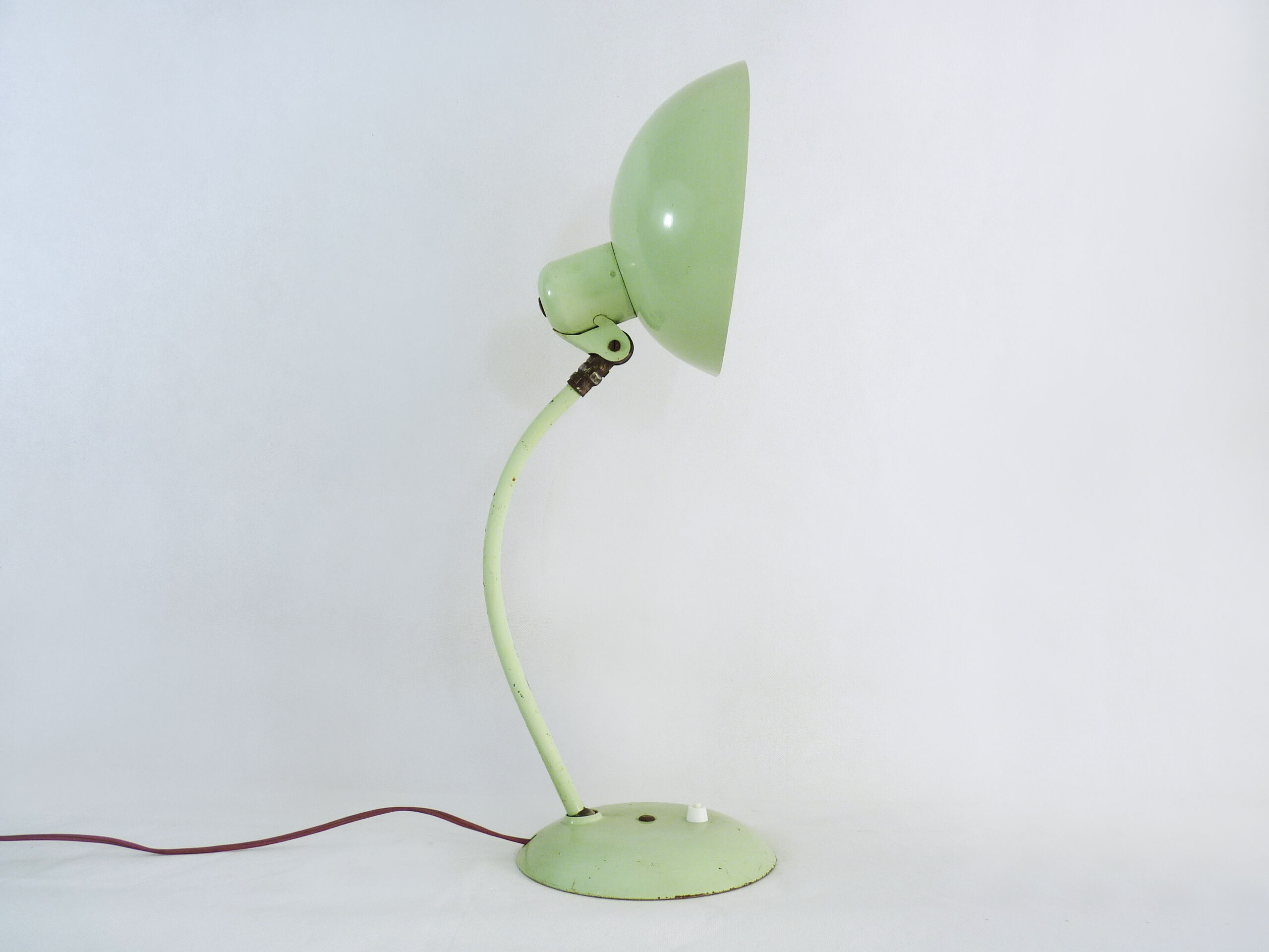 Green metal saucer desk lamp orientable. Year 50