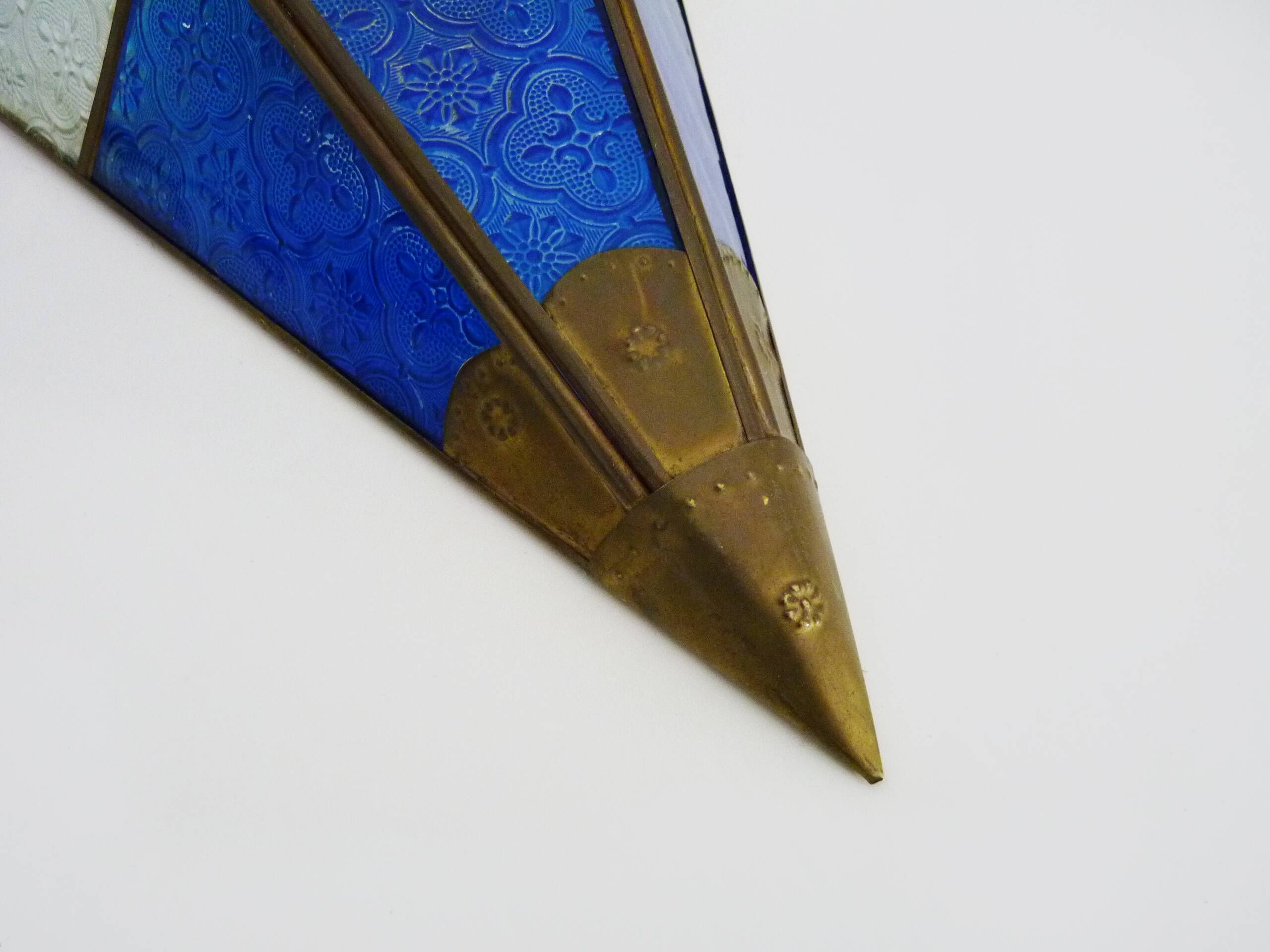 Pair of oriental triangle wall lights in copper and transparent and blue glass. 1970s
