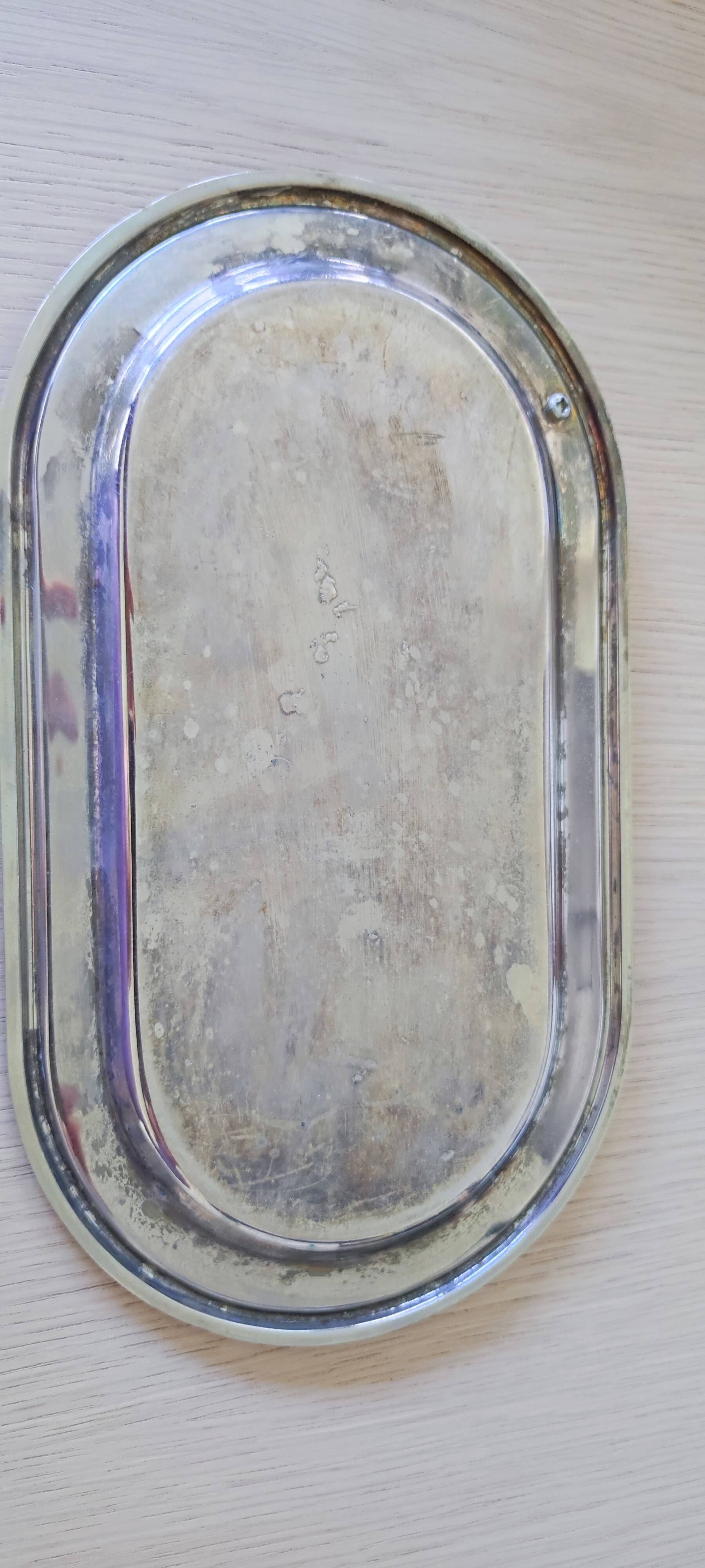 Plateau en métal avec noeud