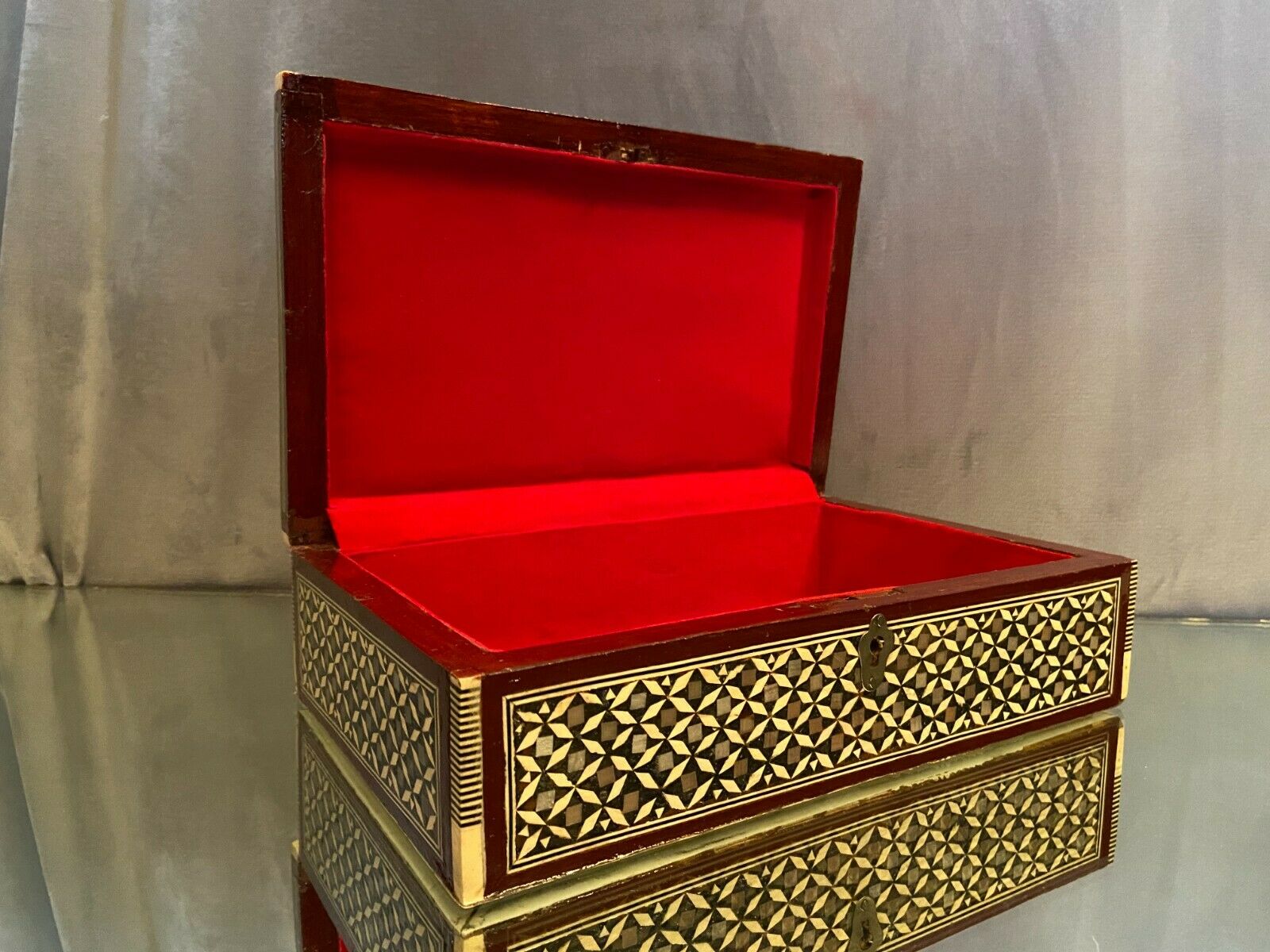 Large Syrian box with geometric decoration encrusted with mother-of-pearl