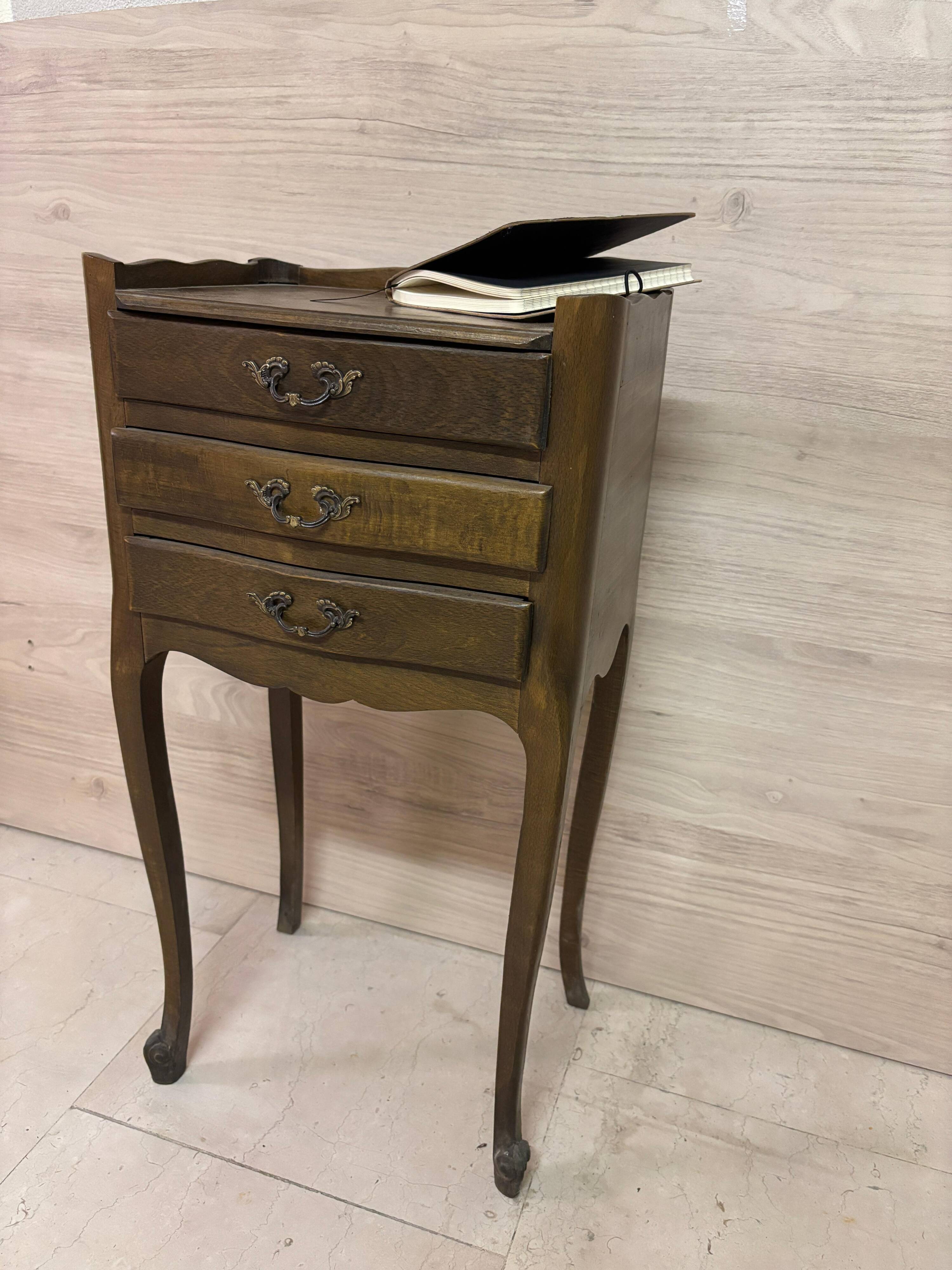 Table de chevet classique Louis XV