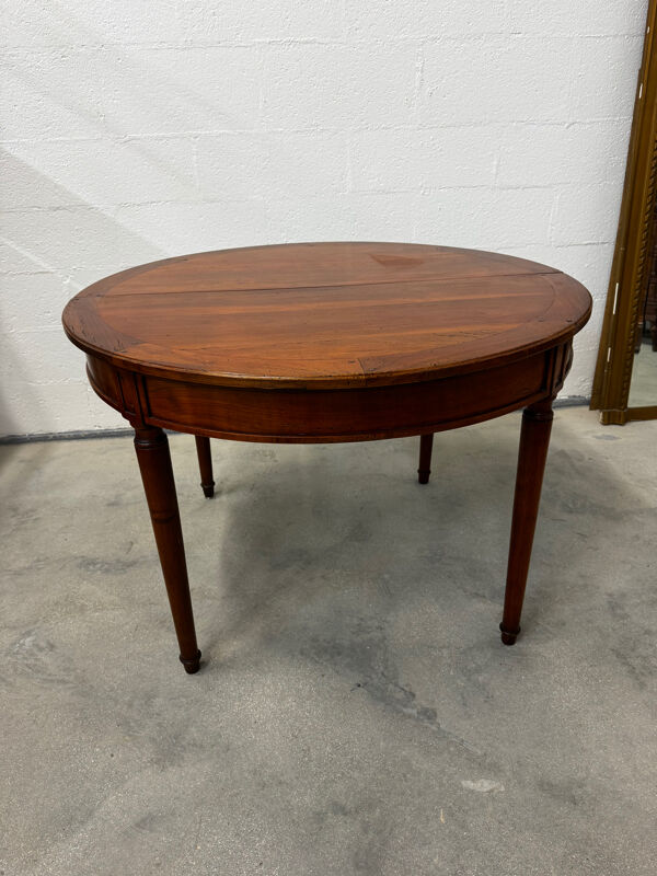 Table ronde en merisier  de style Louis XVI