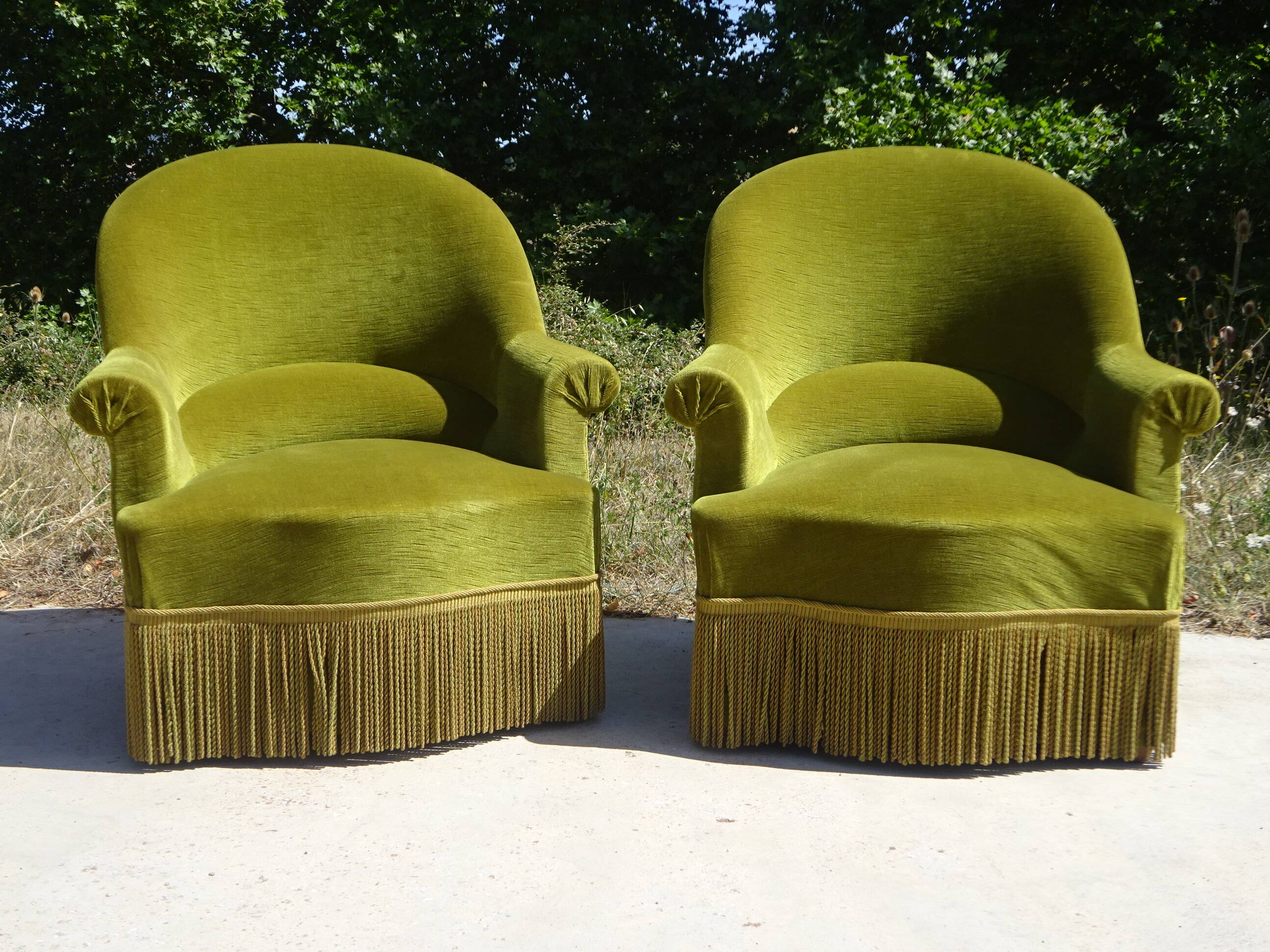 Paire de fauteuils crapauds en velours vert