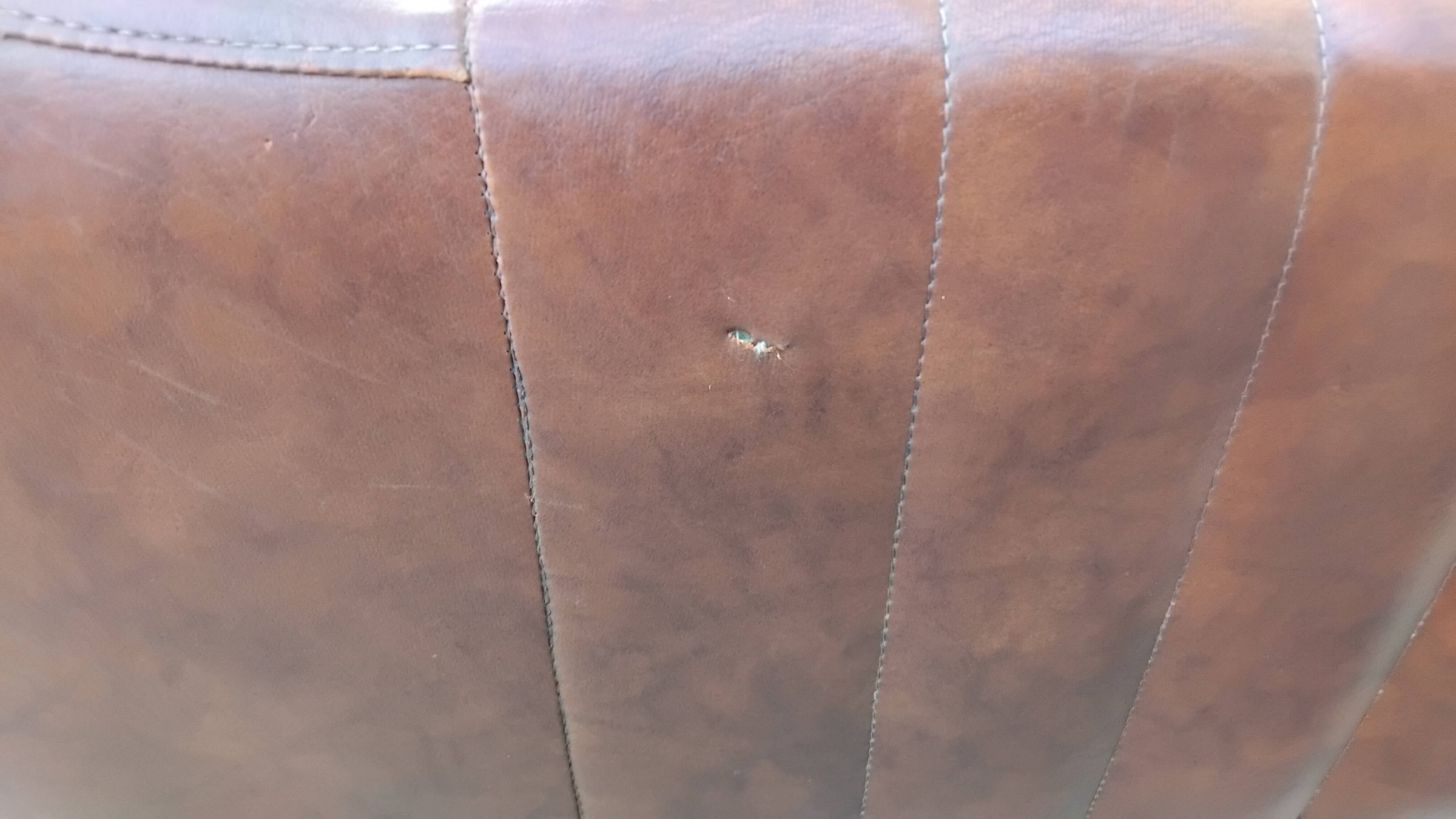 Paire de fauteuils pivotants en simili cuir, années 70