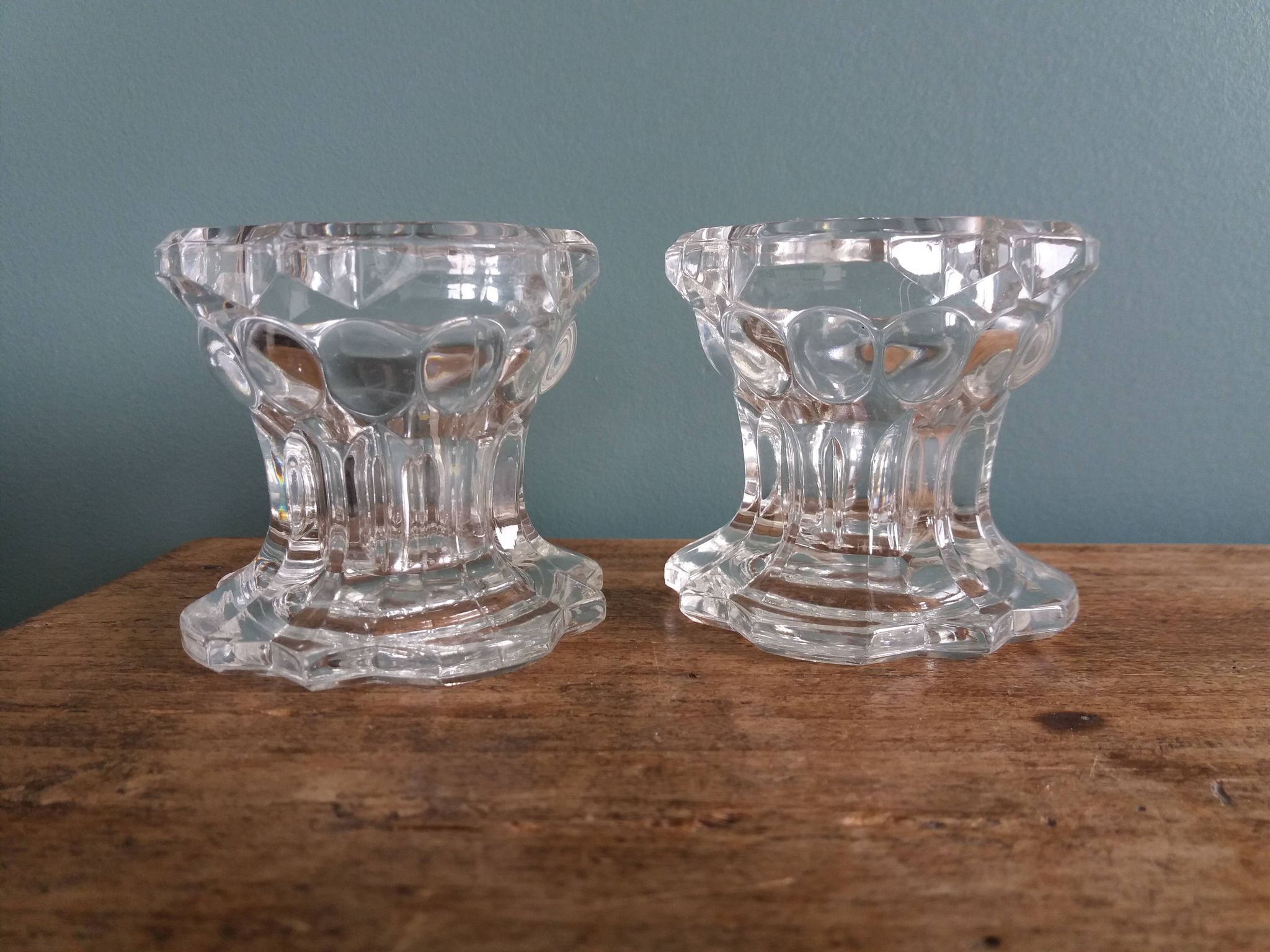Paire de bougeoirs en verre de Reims