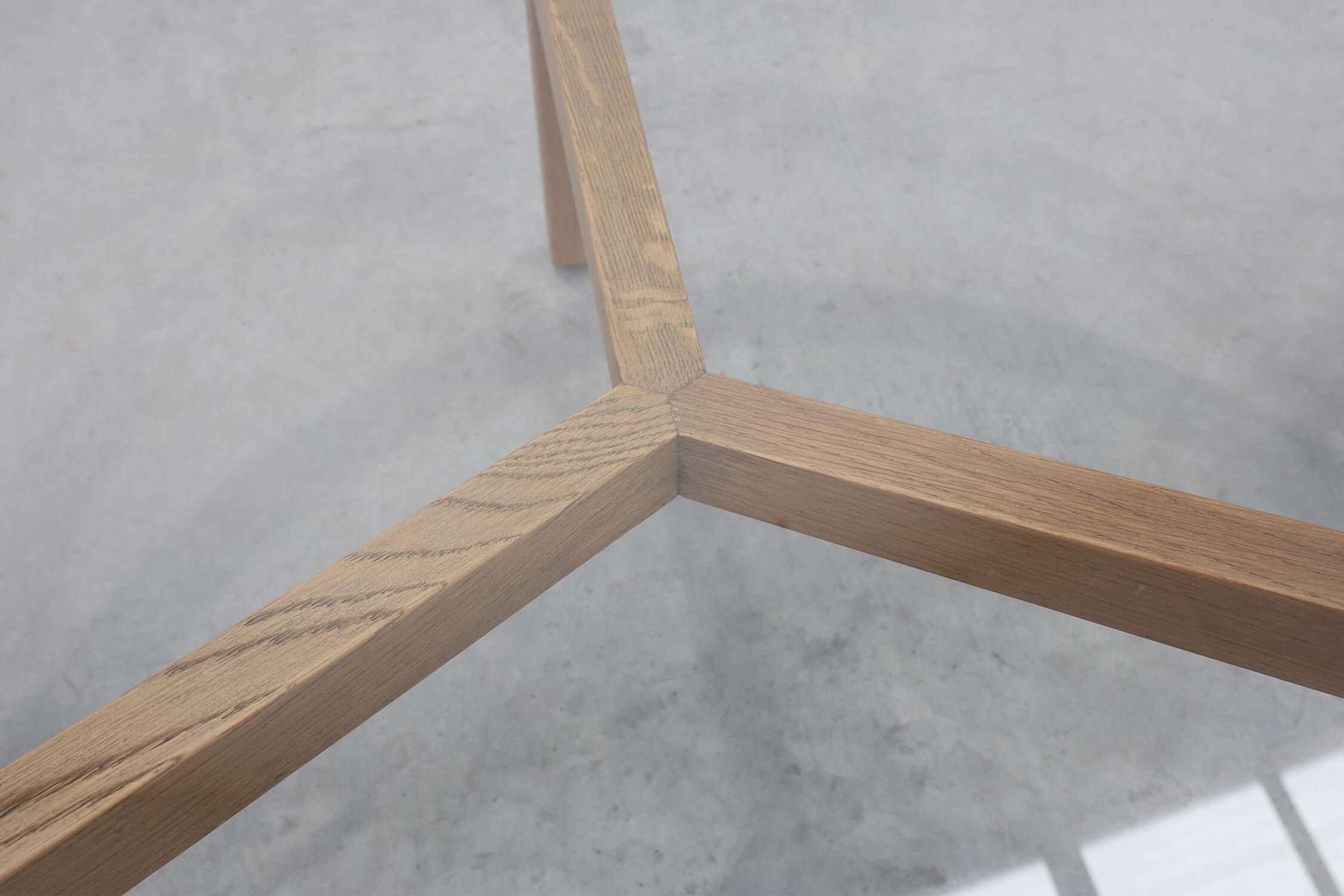 Table moderne en bois de cèdre et verre, Italie fin du 20e siècle