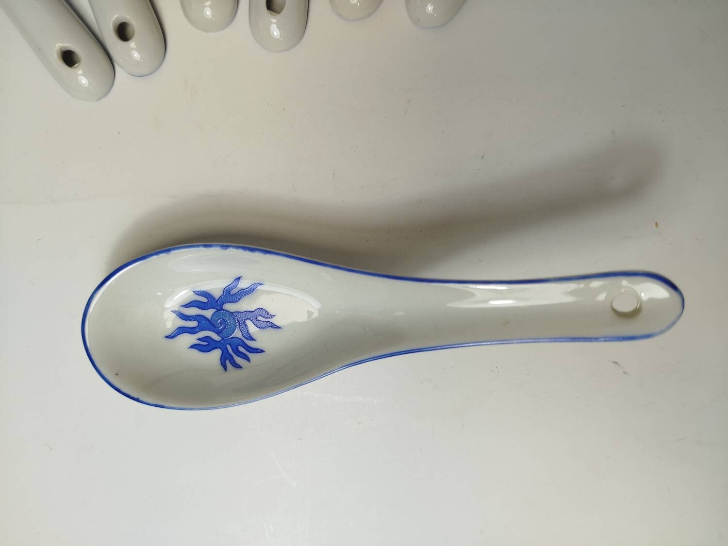 Lot de 8 cuillères asiatiques en porcelaine blanche et bleue – style Chantong chinois traditionnel