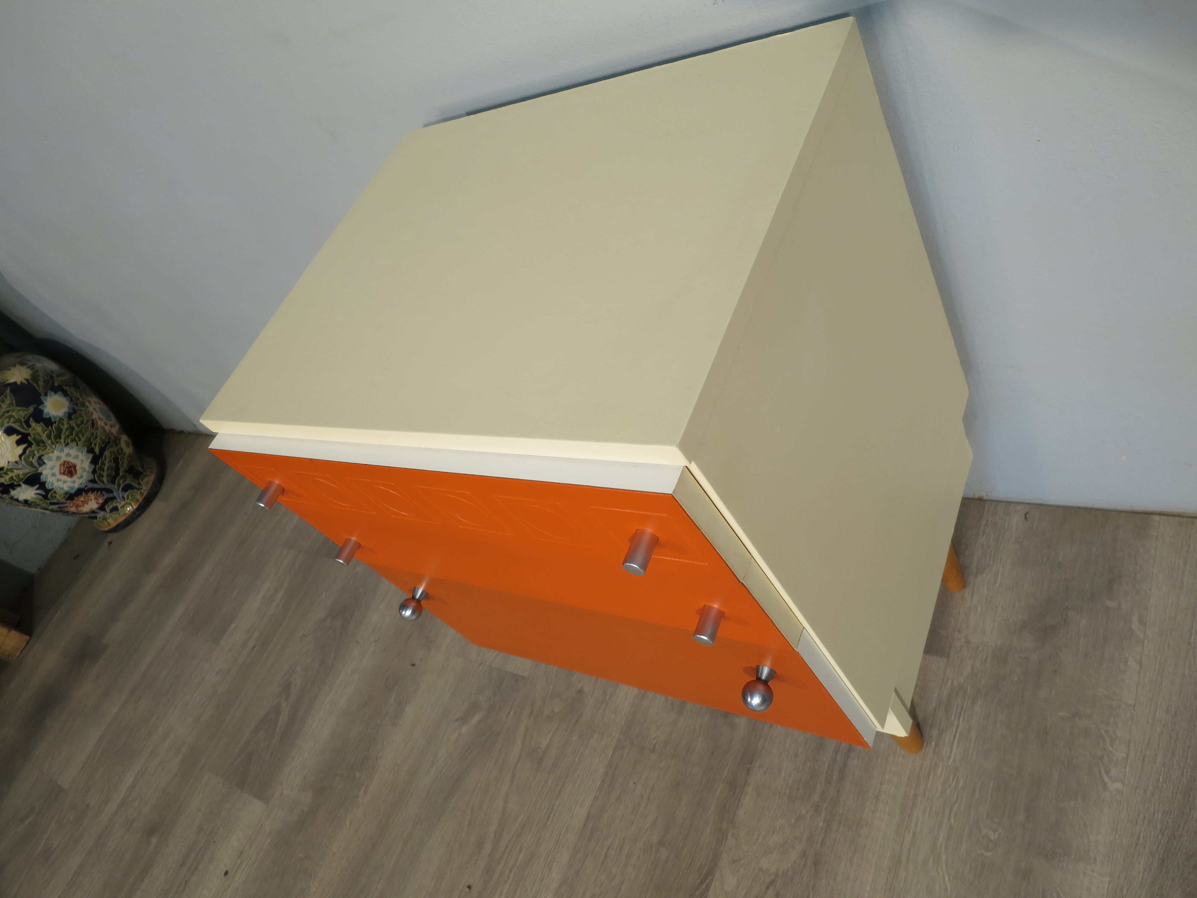 Meuble d'appoint vintage orange