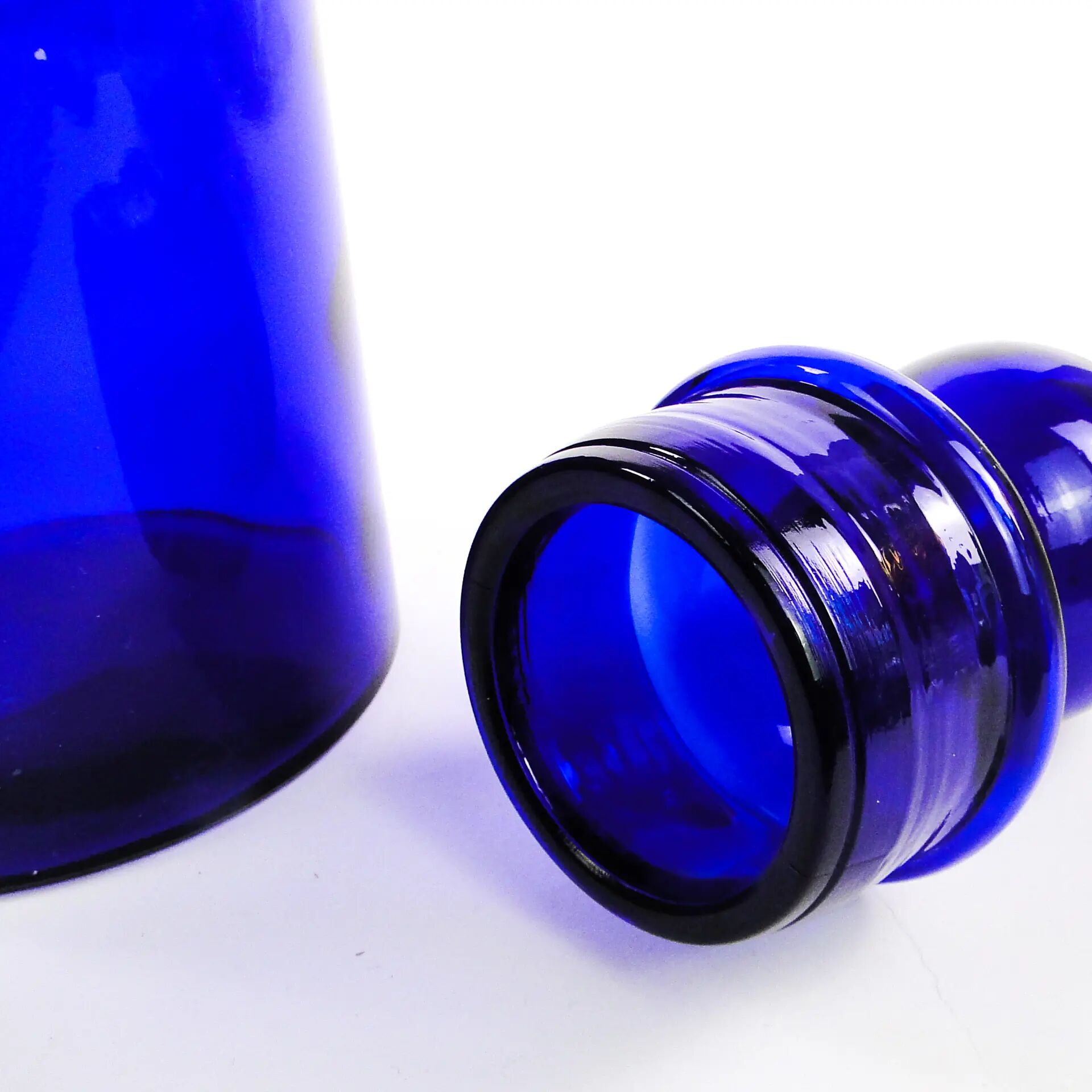 Bonbonnière moderne du milieu du siècle, en verre cobalt, conçue par M. Gołogórski, Pologne, années 1970.