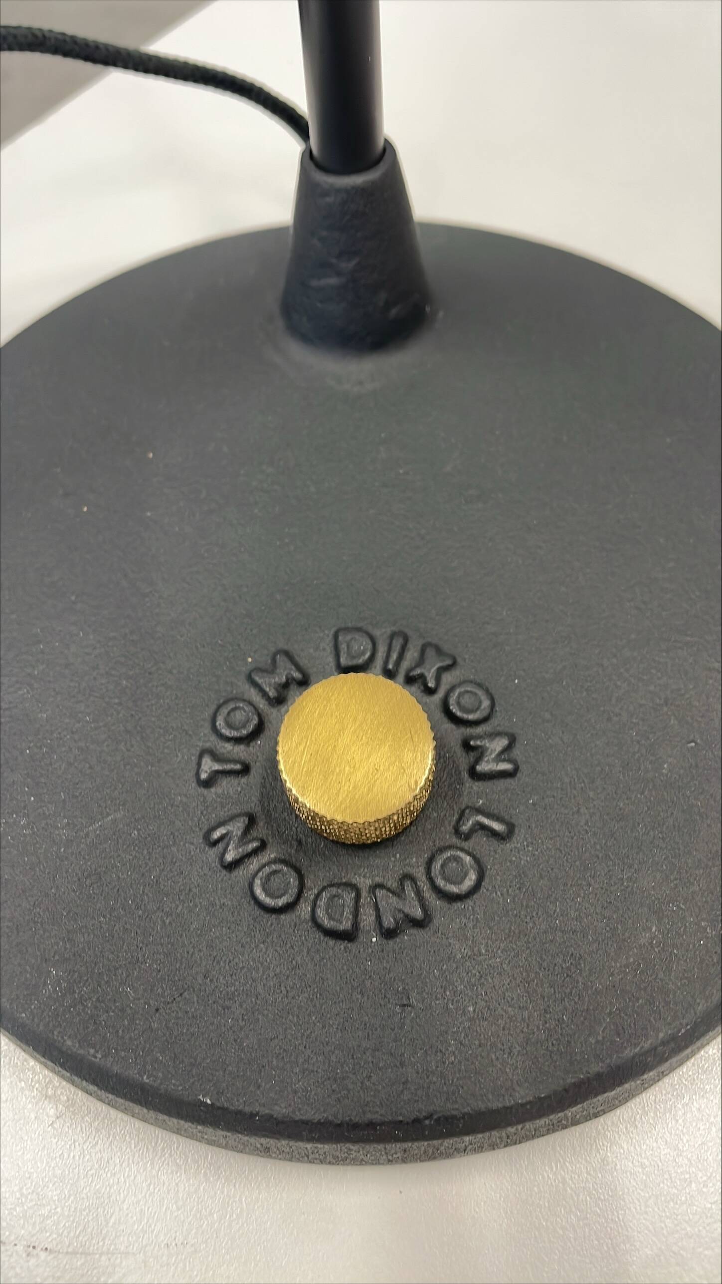 Lampe de table Tom Dixon modèle "Beat Table Light" en métal noir et laiton