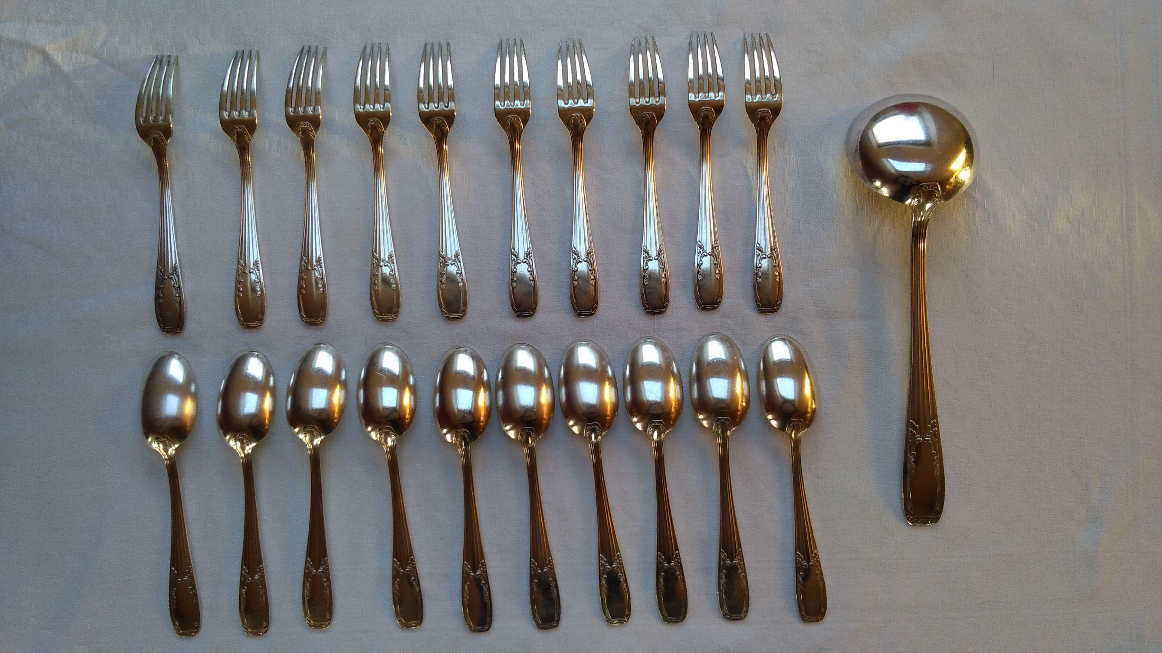 21-piece cutlery set