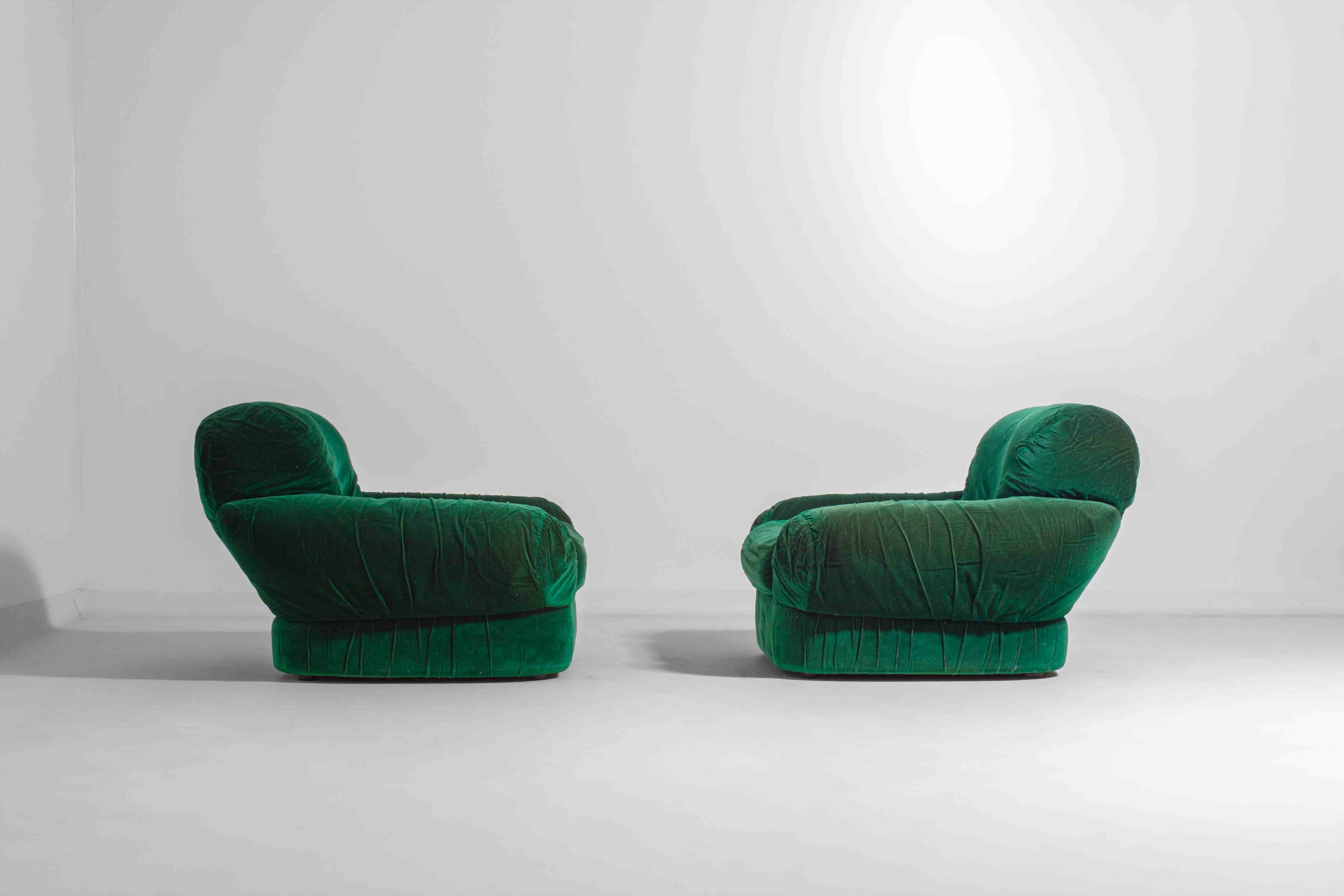 Paire de fauteuils de salon en velours vert, Italie, années 1970