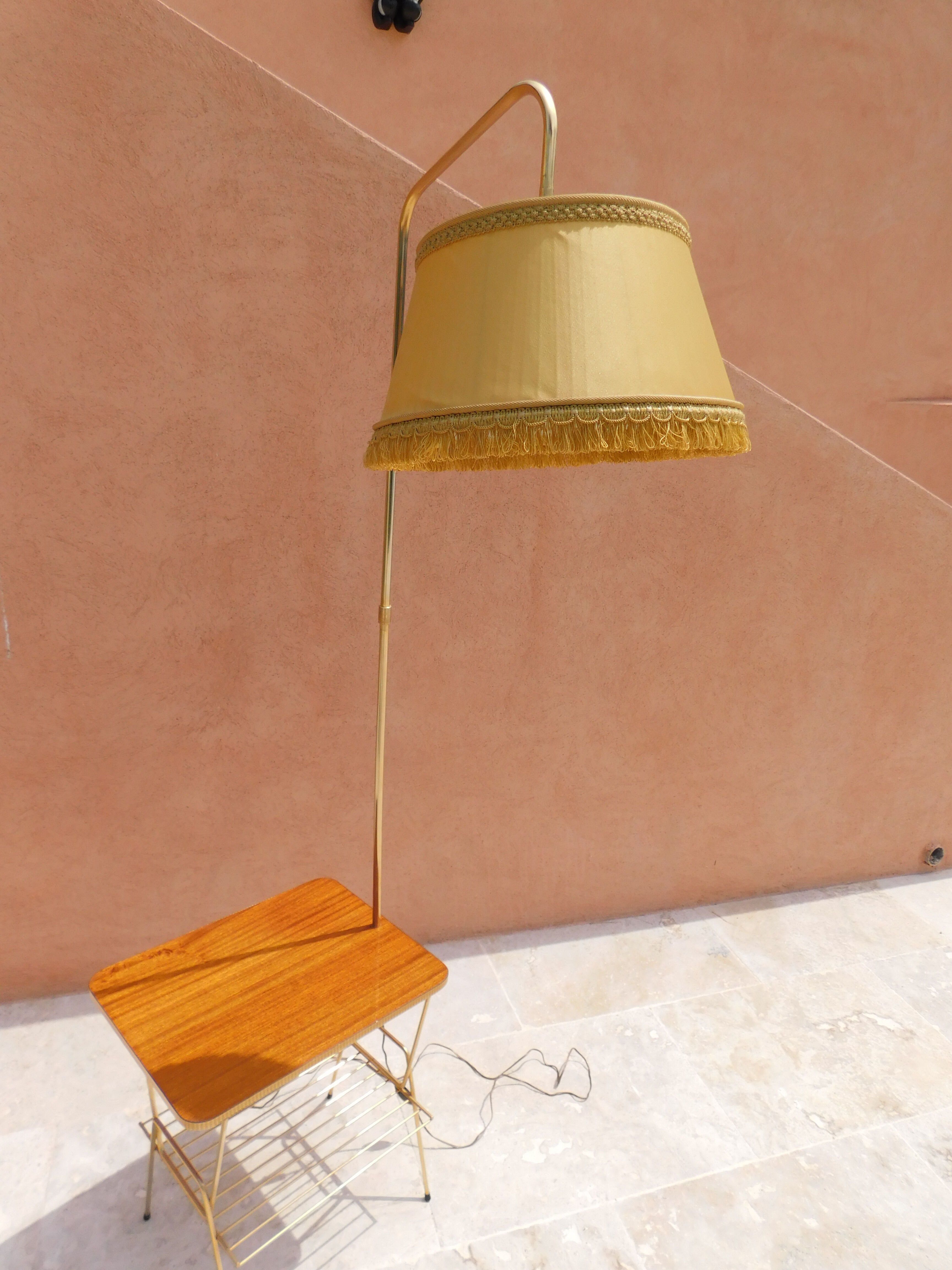 Vintage magazine door lamp