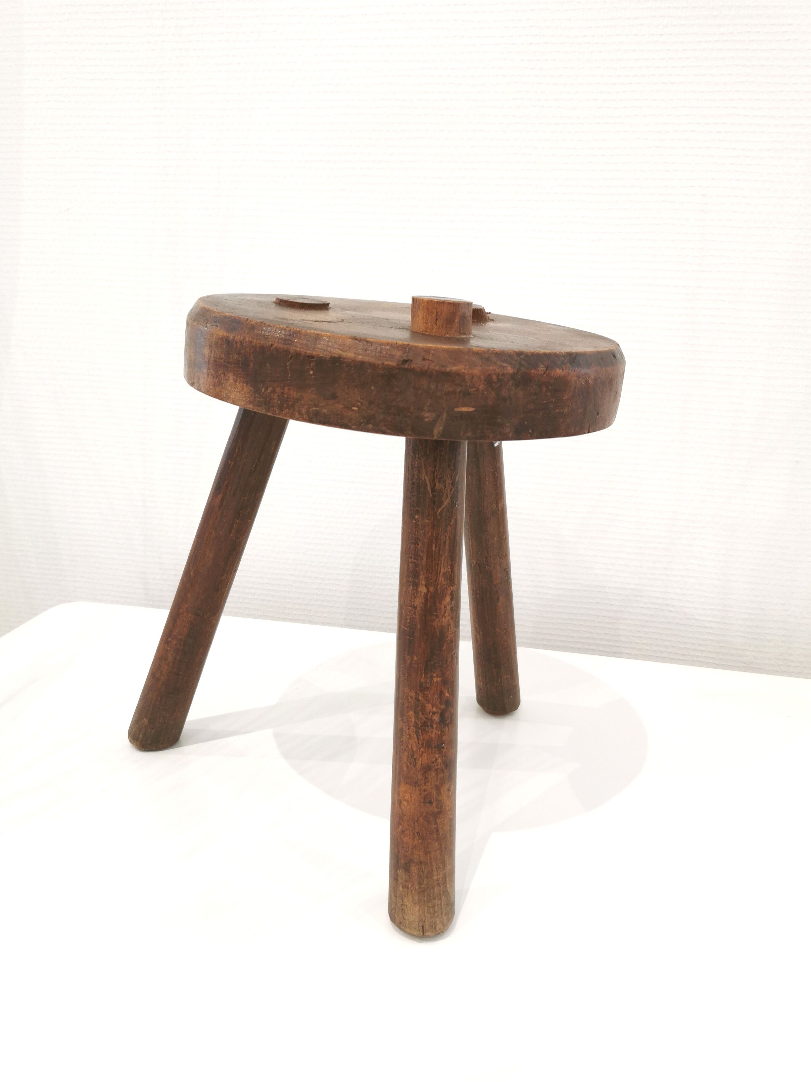 Atypical tripod stool