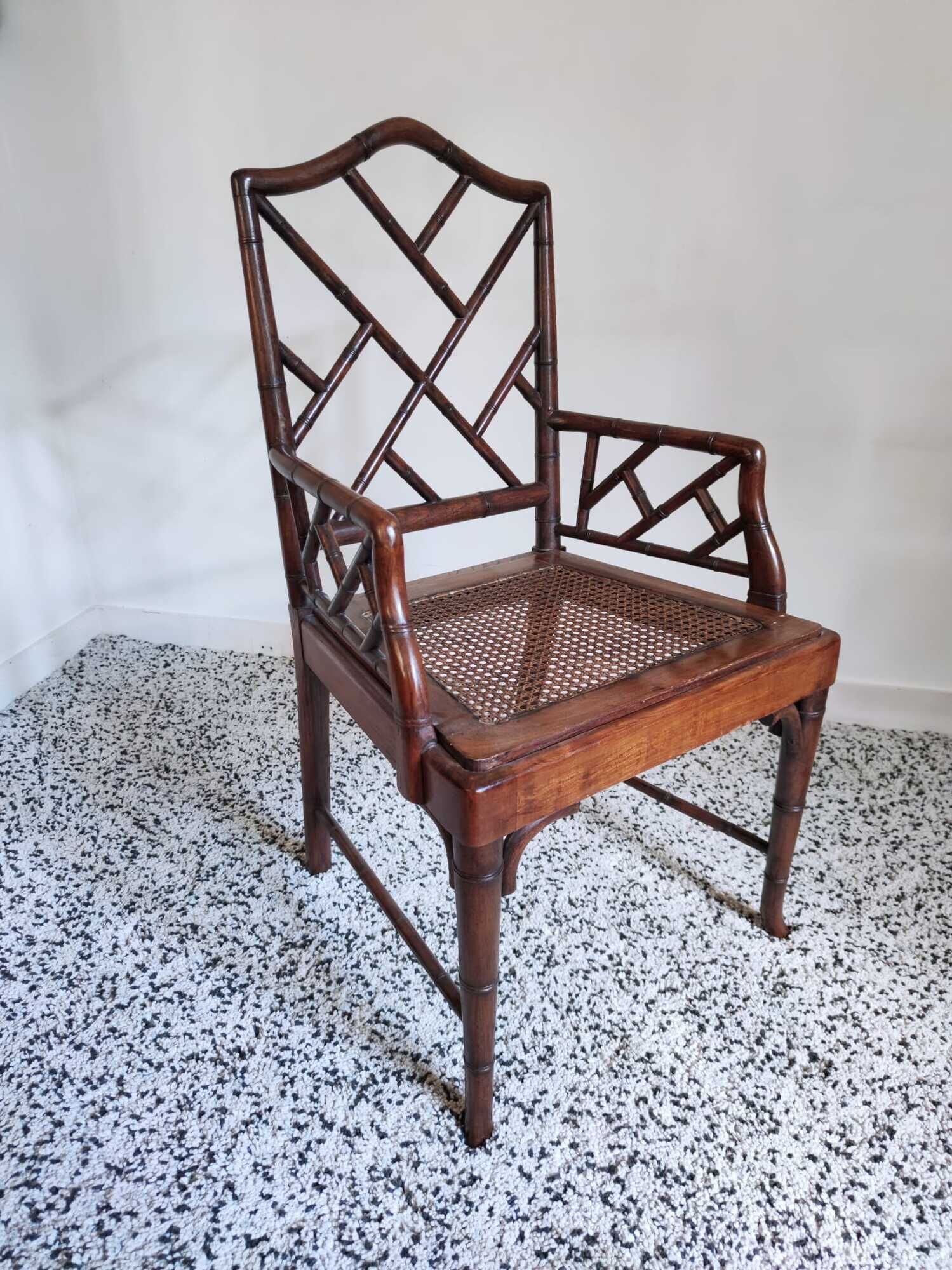 Fauteuil asiatique canné en bois à l'imitation du bambou