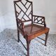 Fauteuil asiatique canné en bois à l'imitation du bambou