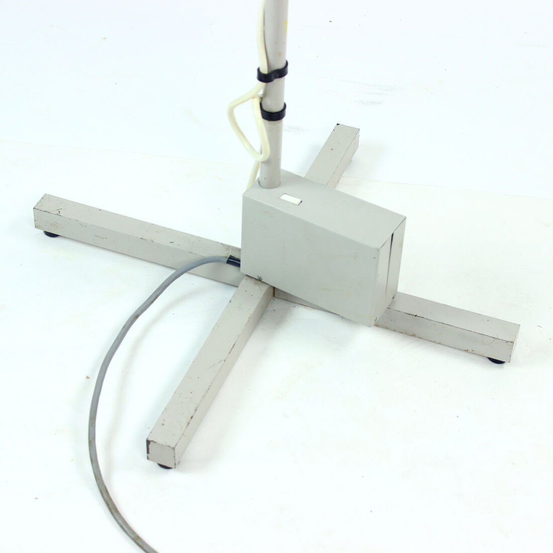 Lampadaire en métal, Tchécoslovaquie des années 1950