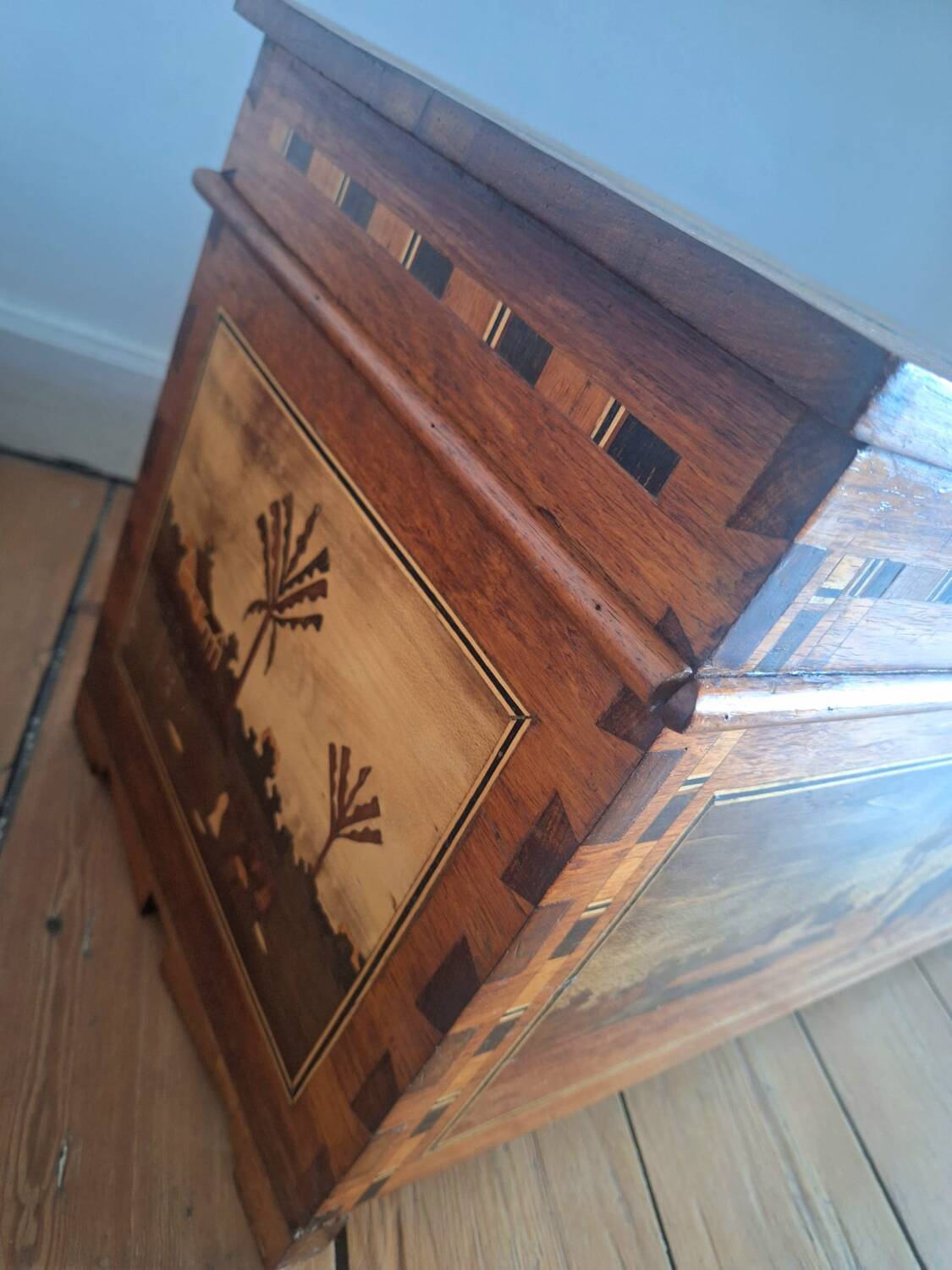 Coffre vintage en marqueterie, décoration ancienne