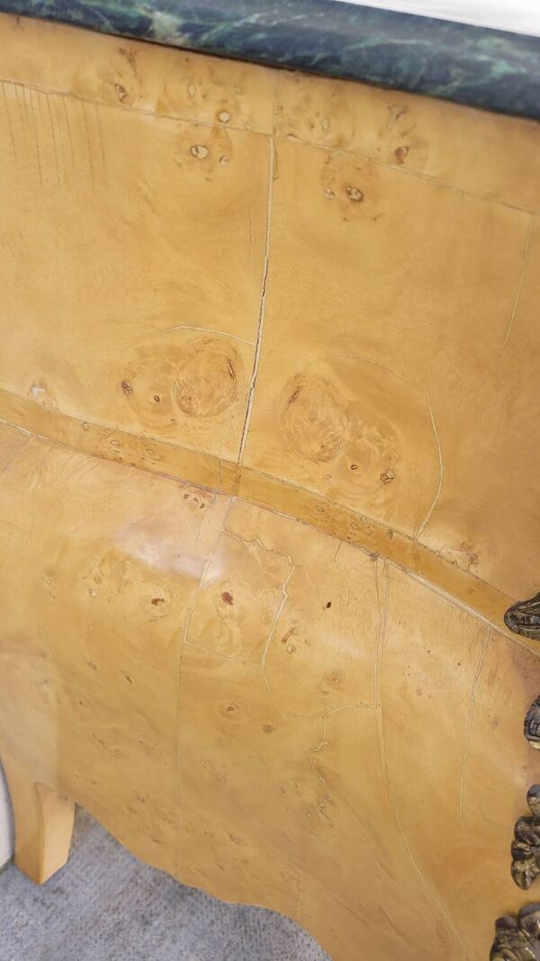 Commode galbée style Louis XV en marqueterie en loupe d'orme et bronze