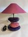 Lampe de table violet et rose, abat-jour conique par François Chatain