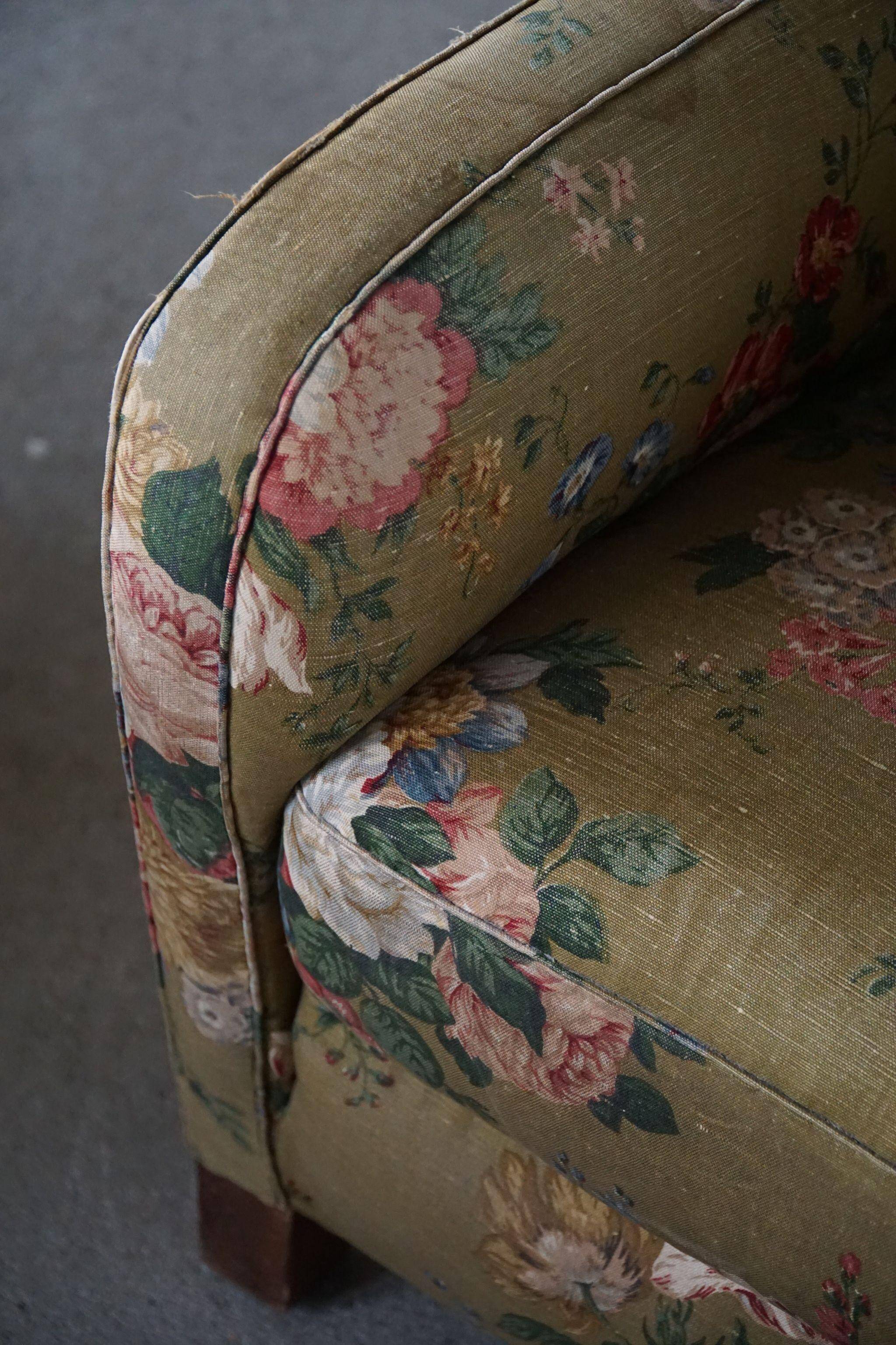 Pair of curved Danish modern lounge chairs, original fabric, Fritz Hansen, 1940.