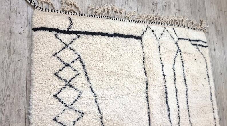Ecru Moroccan rug with geometric patterns 200cm x 300cm