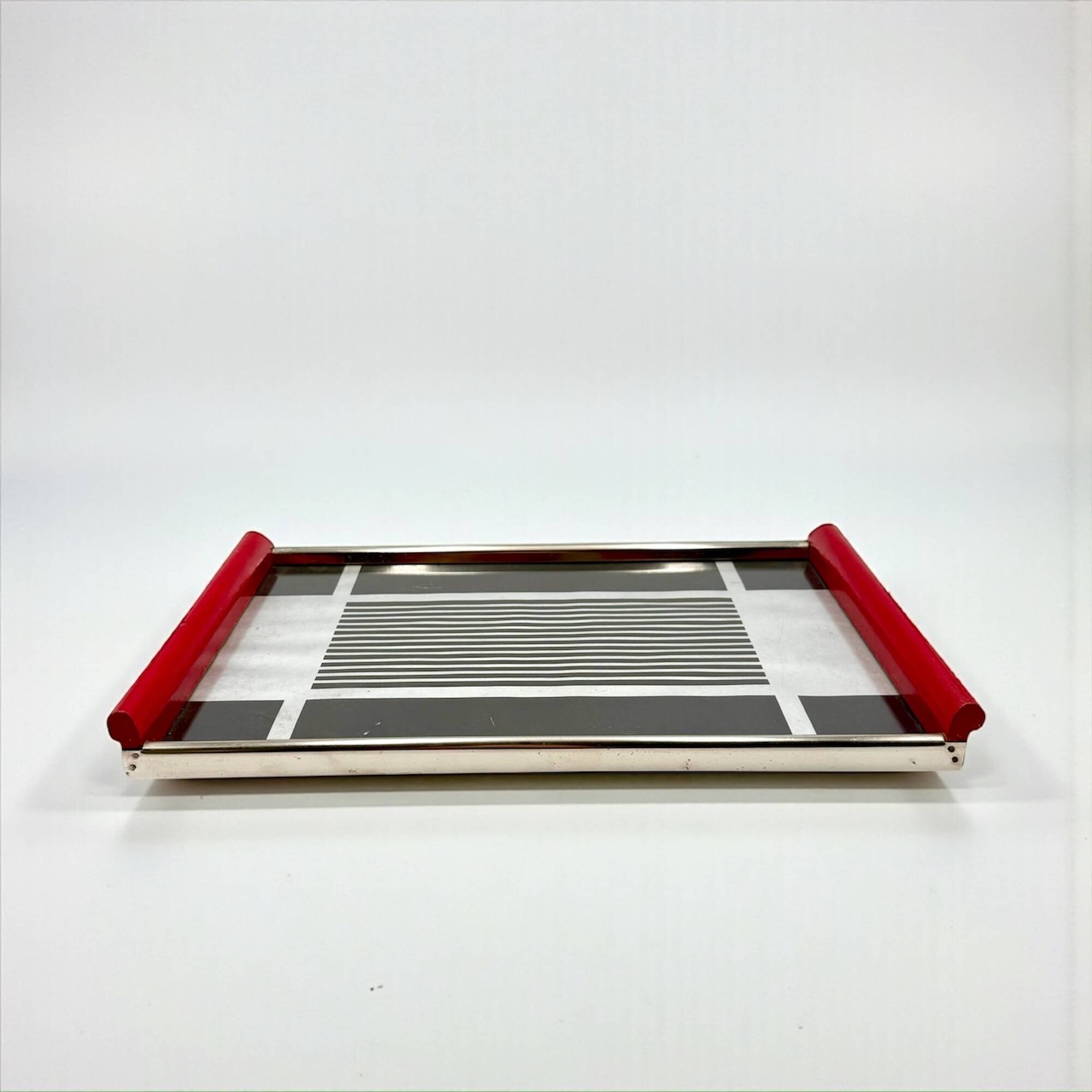 Plateau Space Age européen des années 70 à graphisme moderniste