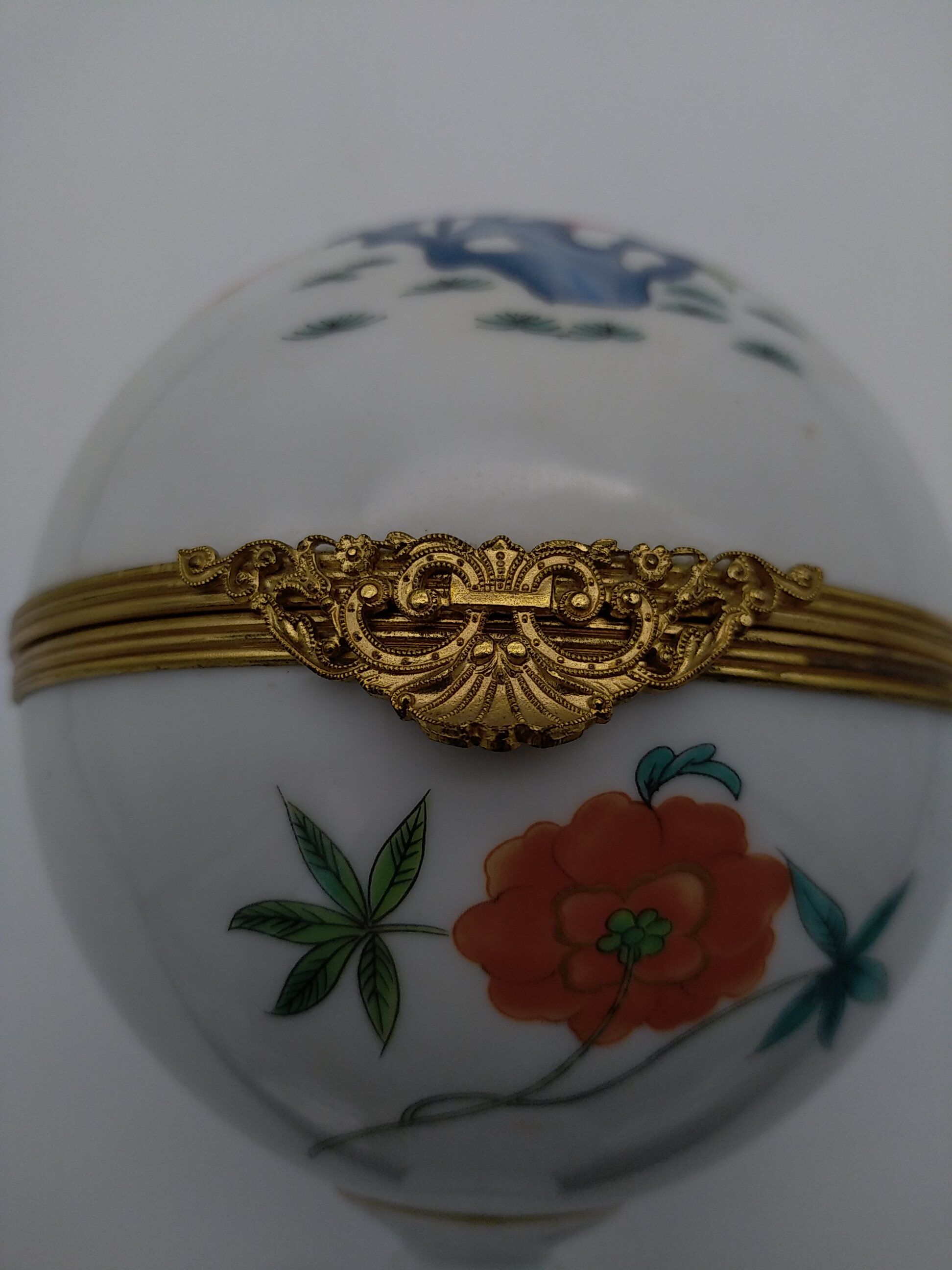 Box on foot, Limoges porcelain, Raynaud