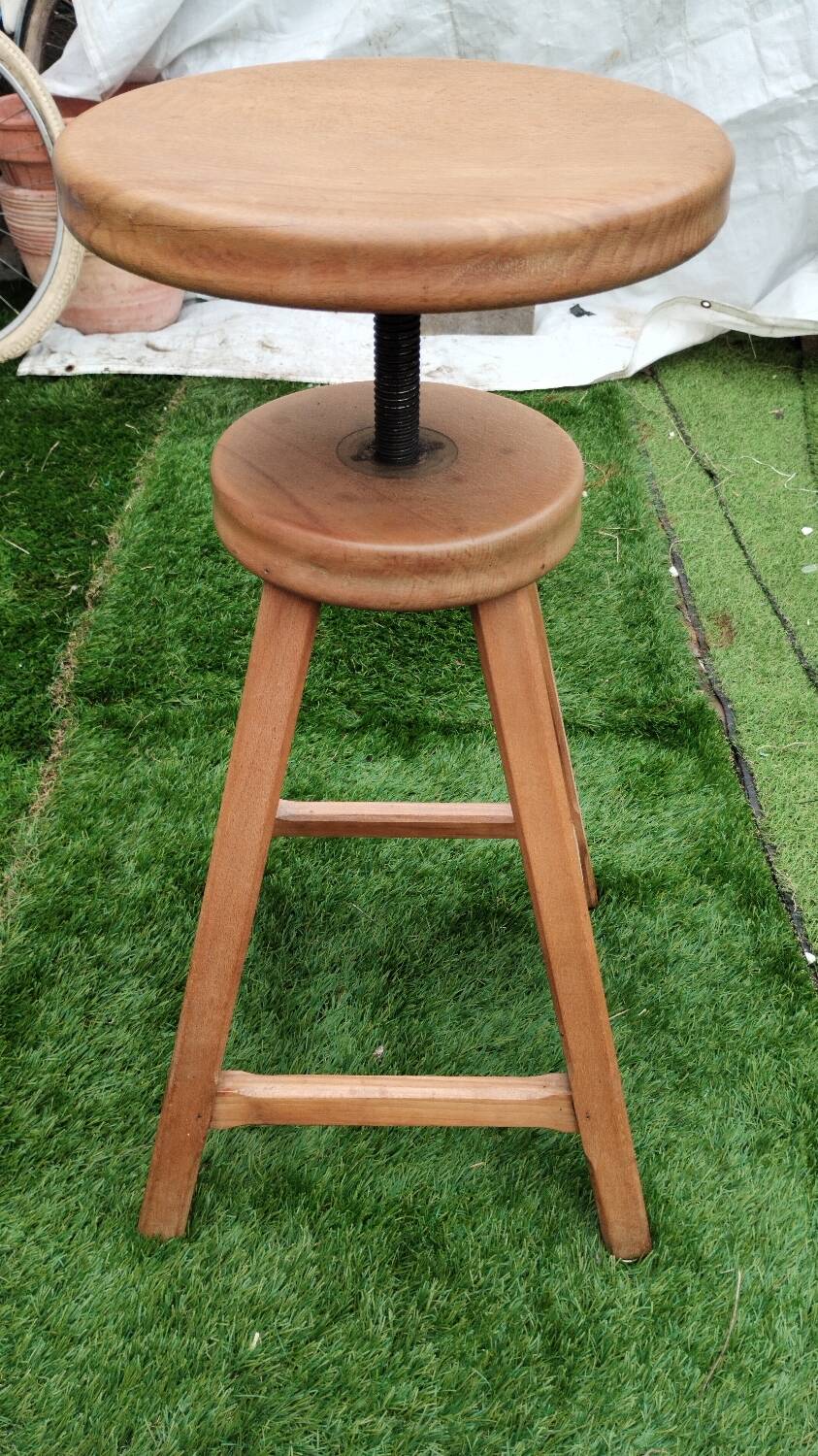 Petit tabouret réglable en bois massif
