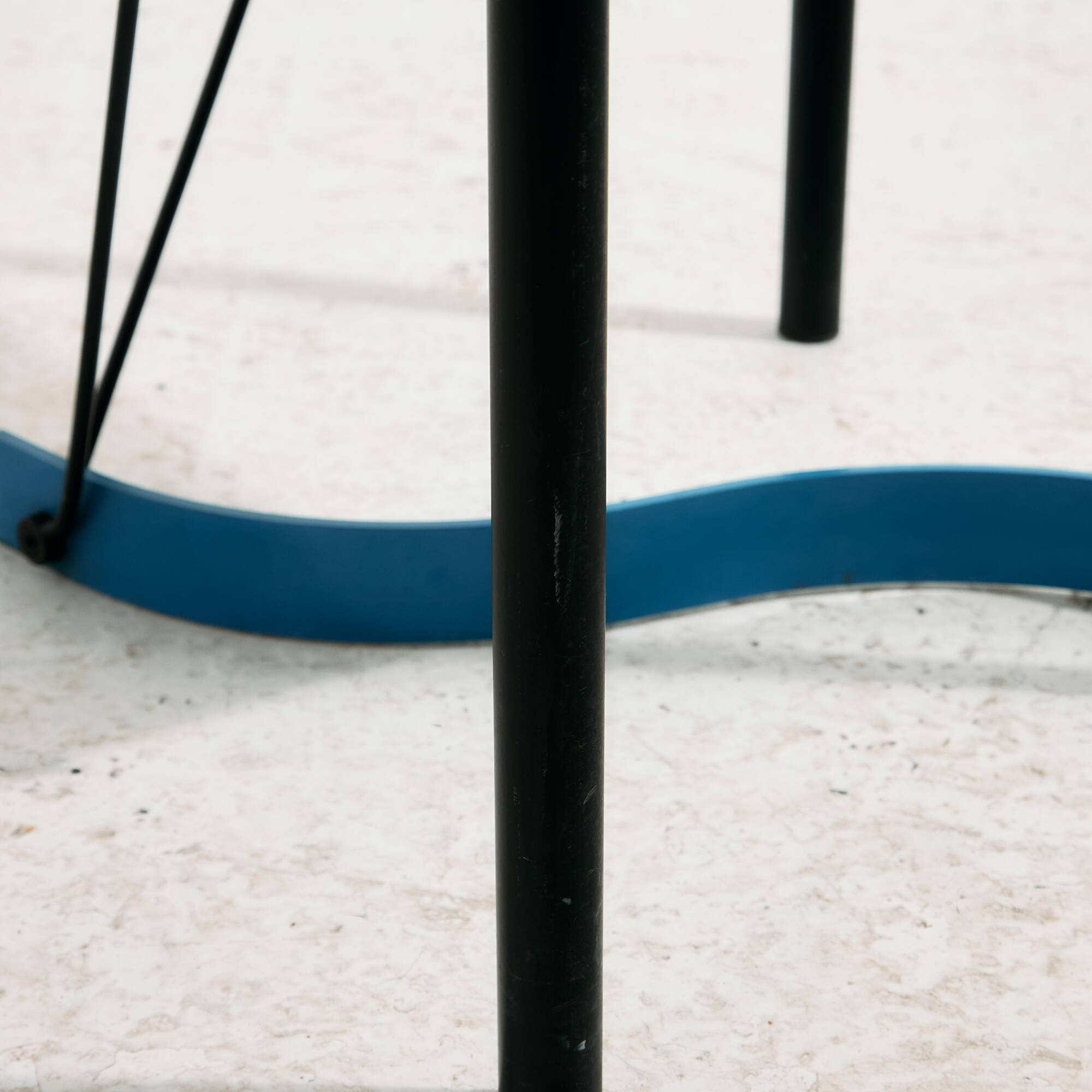 MK10872 Postmodern armchair and table, Set of 2