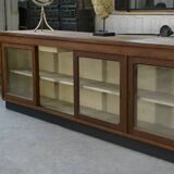 Grand comptoir/enfilade de métier avec portes coulissantes vitrées