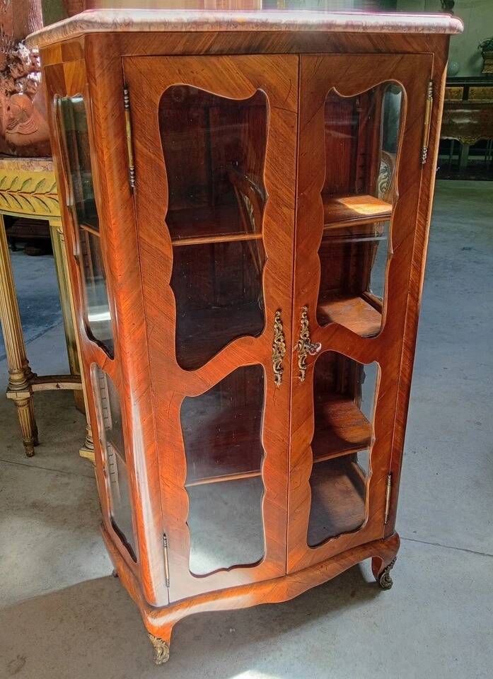 Vitrine d’époque Louis XV en bois de rose marqueté
