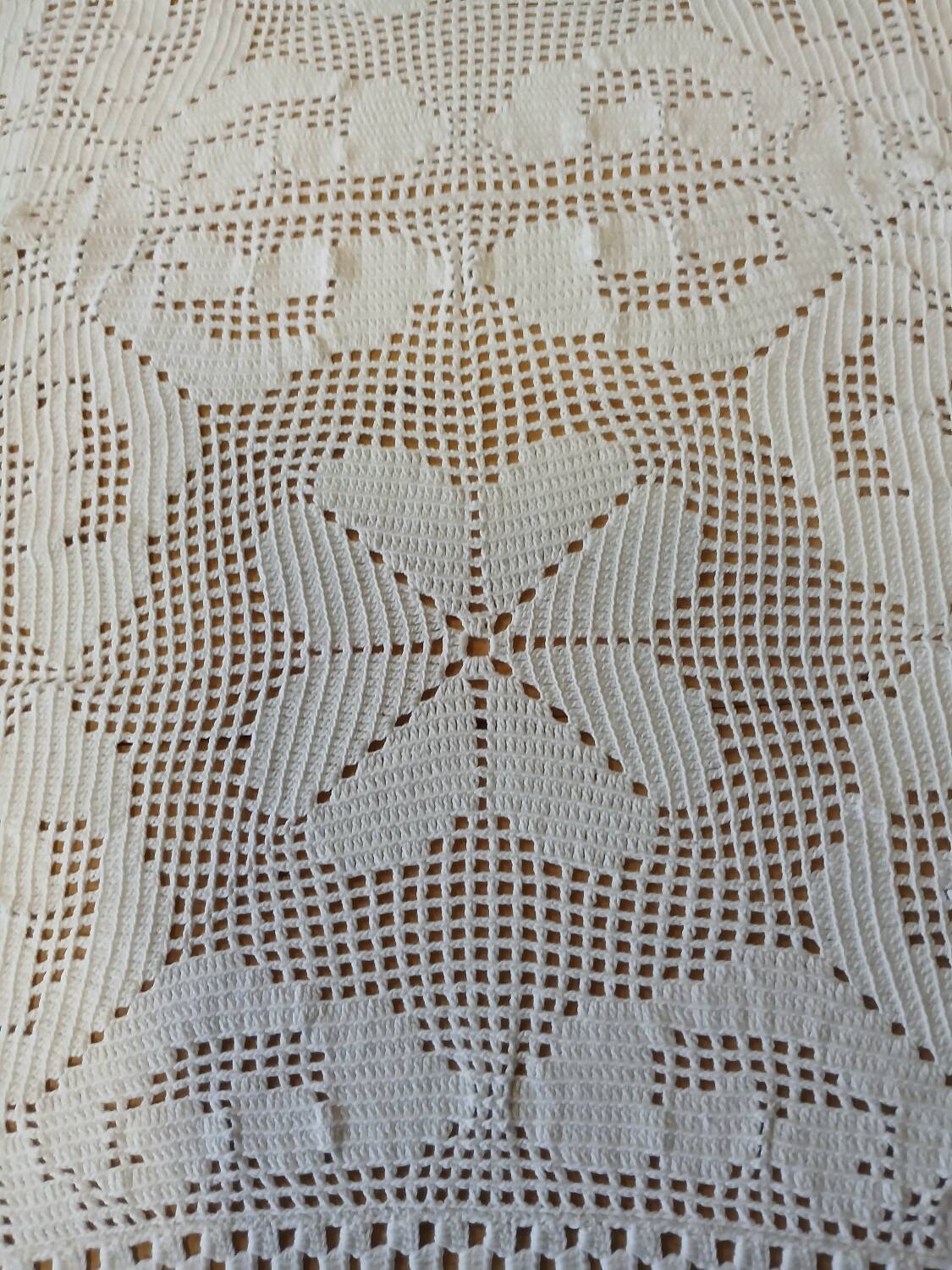 Dessus de lit / nappe / rideau ancien en crochet
