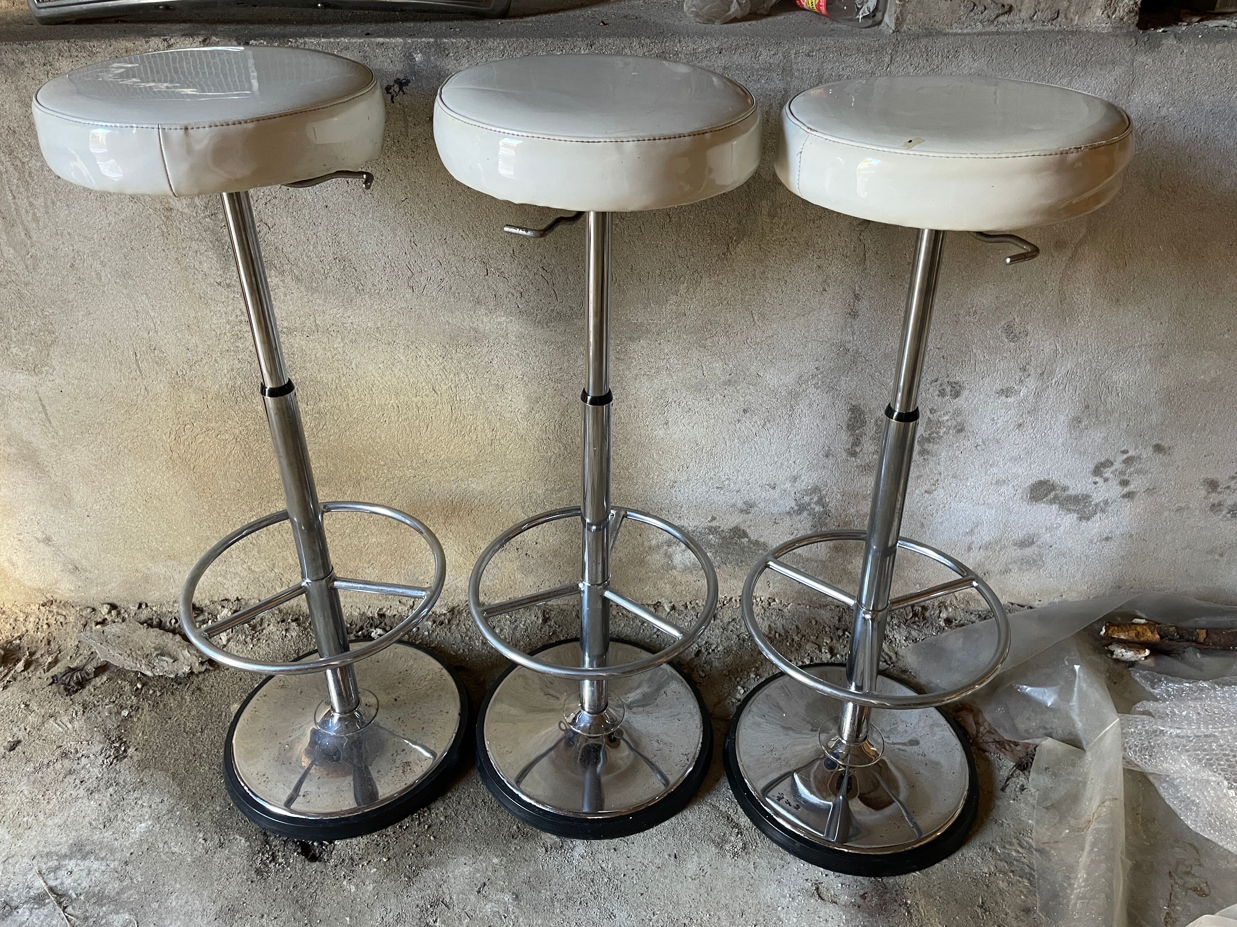 Height adjustable bar stool