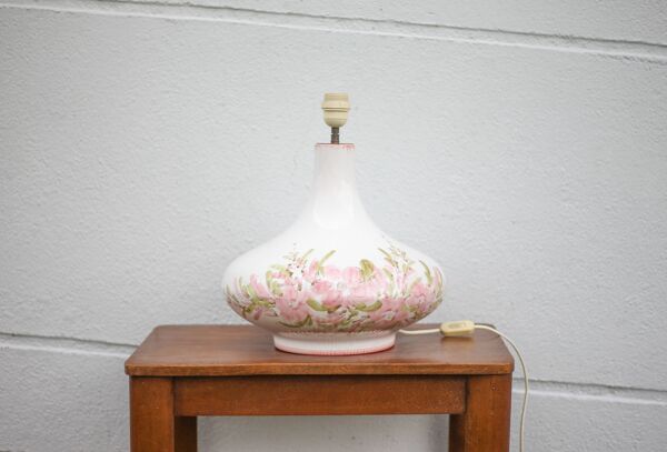 Large lampe en terre cuite glaçurée à décor de fleurs, céramique signée Maithé