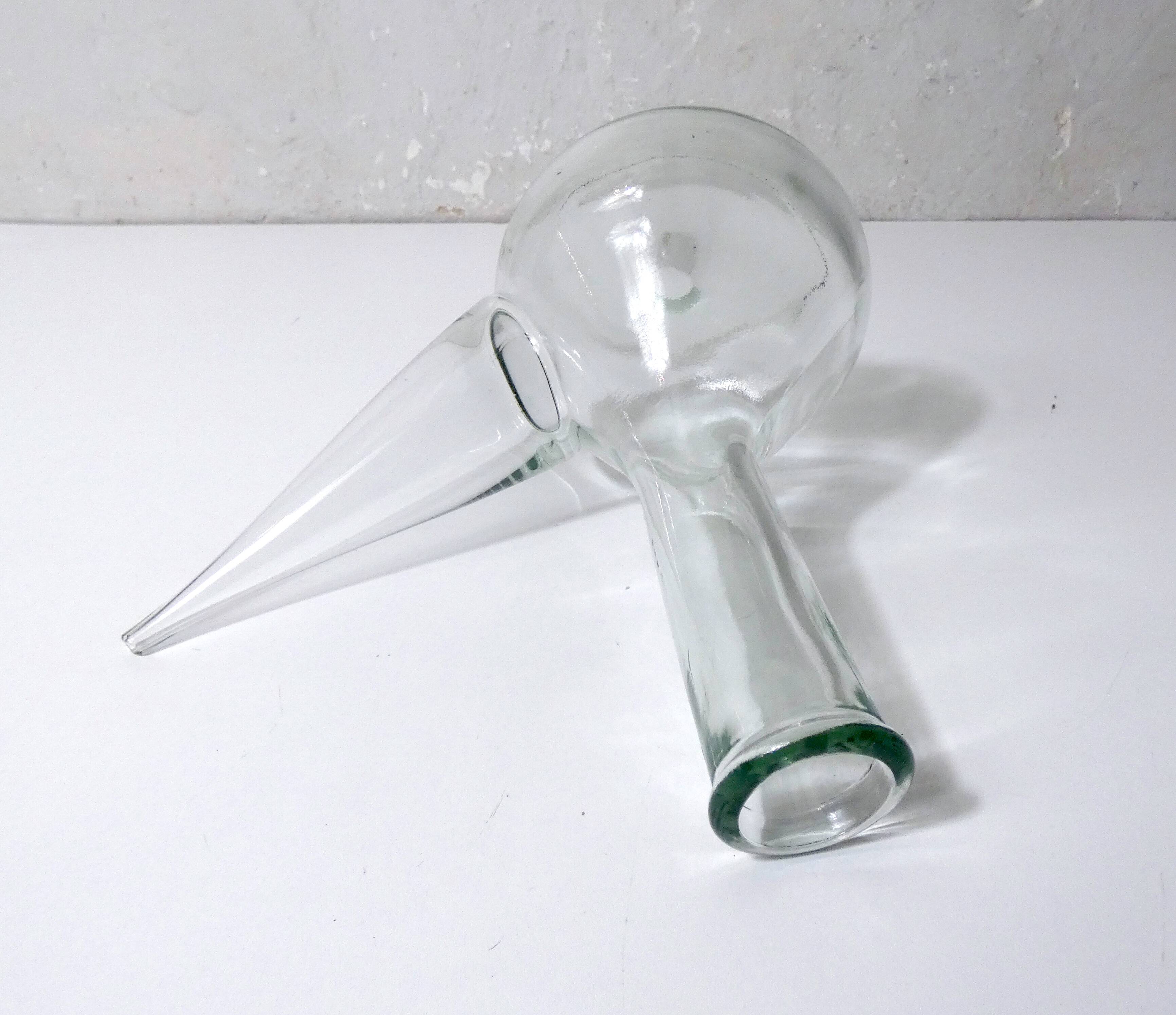 Ancienne carafe à vin en verre