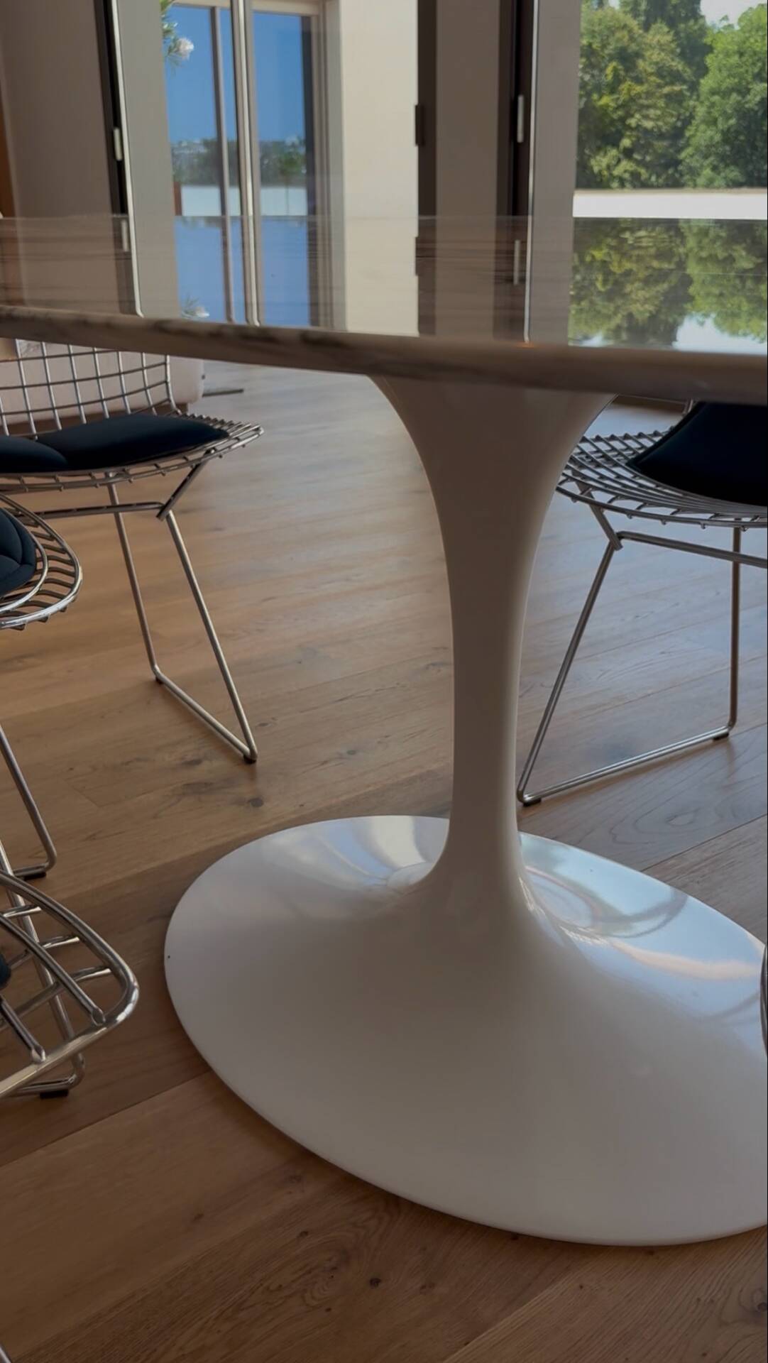 Oval Knoll Saarinen table in Carrara marble