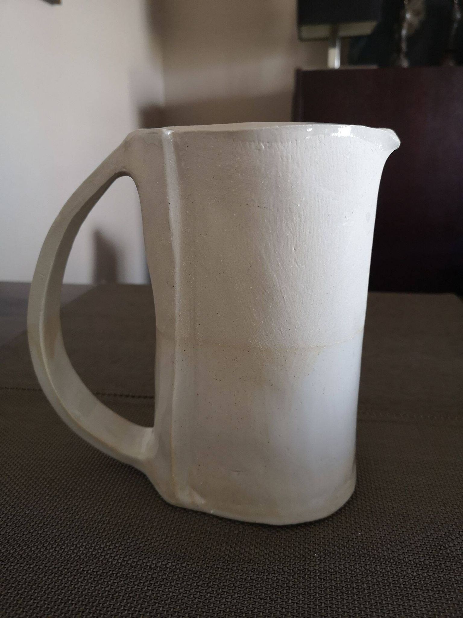 Pichet en terre cuite beige - Travail artisanal