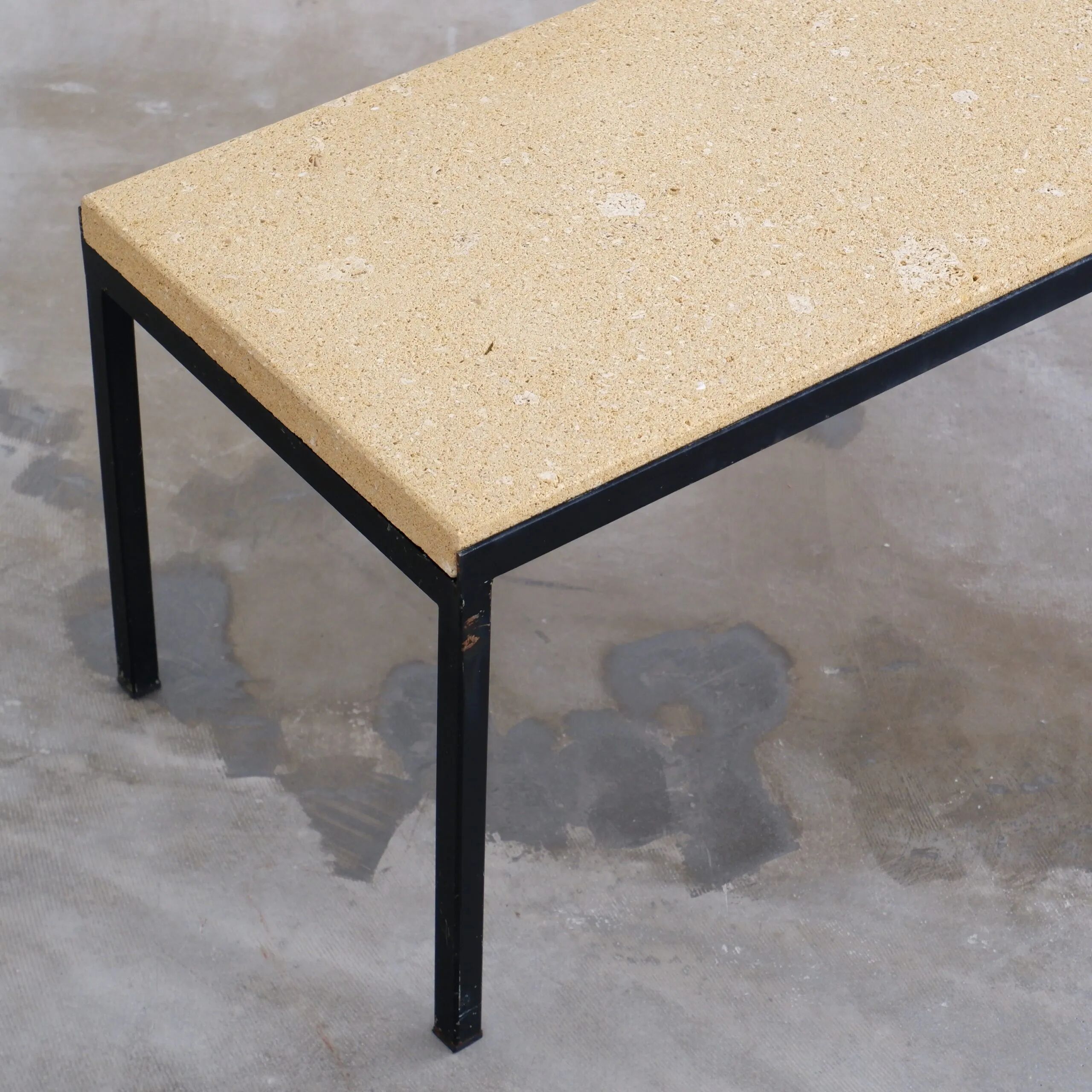 Table basse par Wittmann avec plateau en pierre calcaire.