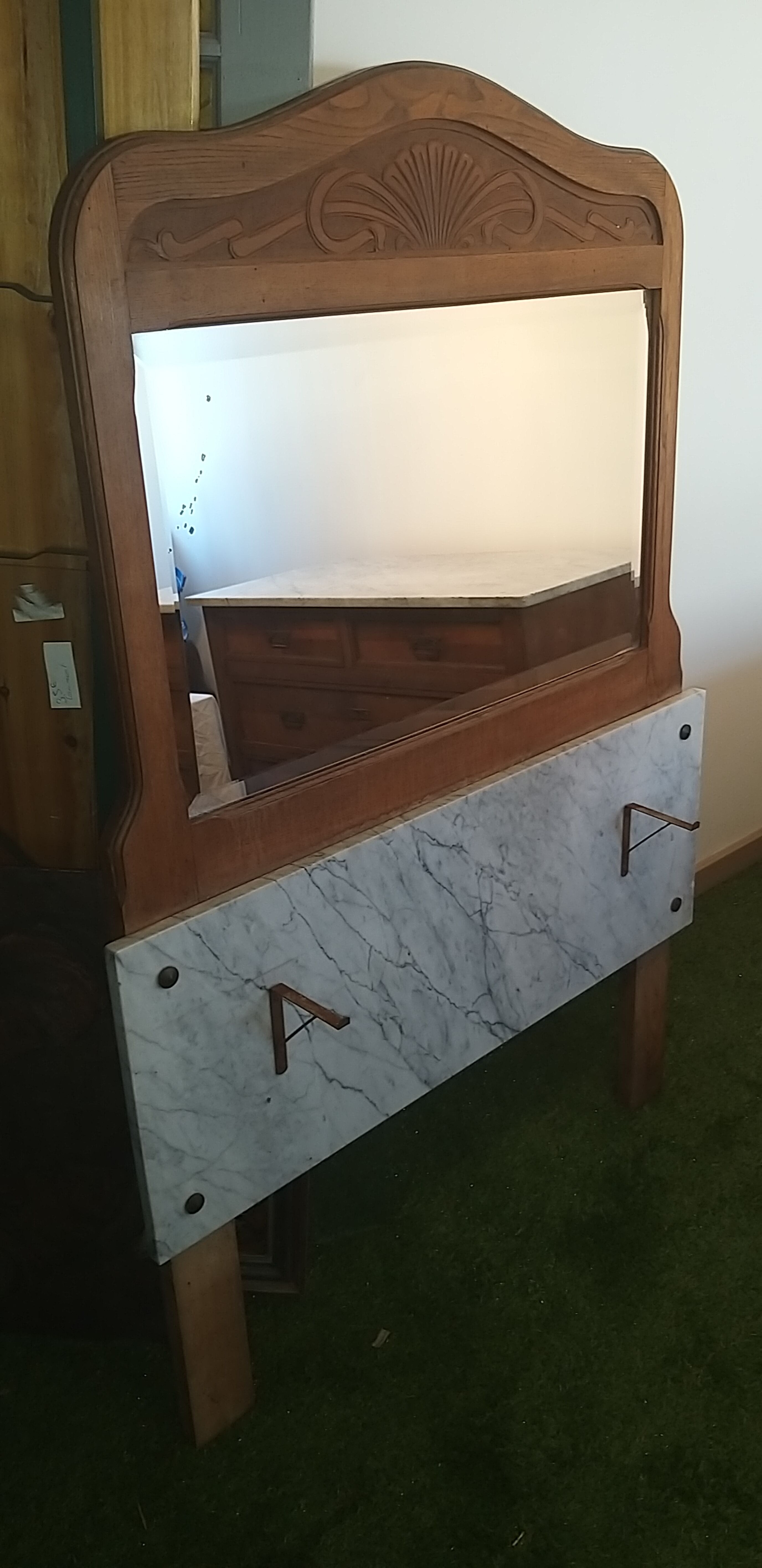 Commodity / wooden and marble toilet table