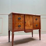 Commode en marqueterie à ressaut centrale de style Transition, XIXème siècle
