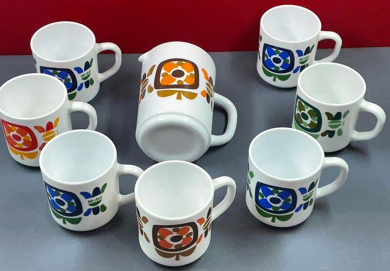 Pitcher and mugs mobil vintage 70s lot of 8 pieces